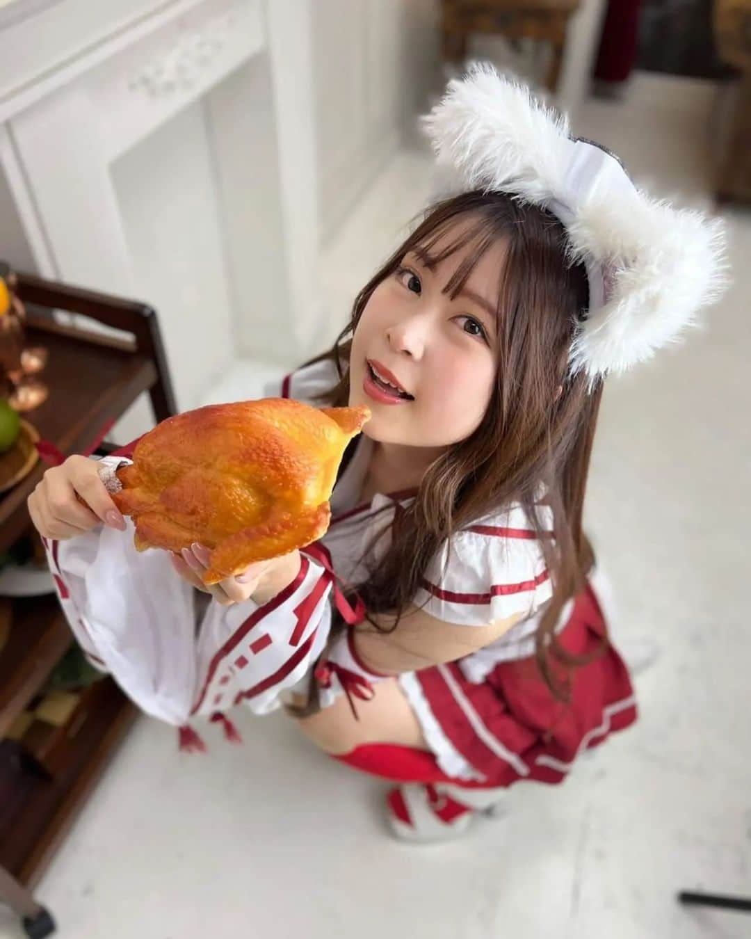 広瀬みくさんのインスタグラム写真 - (広瀬みくInstagram)「🍗🍗🍗   ダイエット中とか言いながら 高カロリーなもの摂取しすぎやから🫣 フラフープぶん回してから寝ます、おやすみ(๑⊃ω¯๑)       #狐巫女 #巫女コスプレ #被写体 #ポートレートモデル #撮影会 #レースクイーン #キャンギャル #ポートレート #コスプレ #portrait #cosplay #japanesegirl #racequeen #costume #promotionalmodel」4月13日 23時58分 - miku__hirose