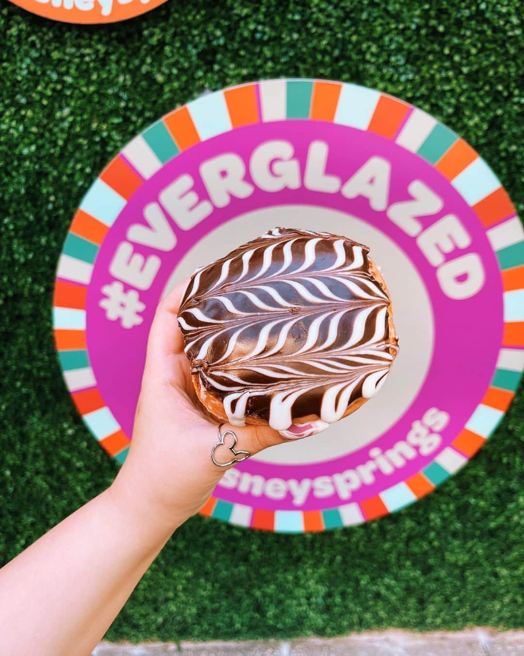 Walt Disney Worldのインスタグラム：「Who says donuts are just for breakfast! 🍩 Tag a friend you'd share this #Everglazed sweet treat with! (📸: @dcprhi)」
