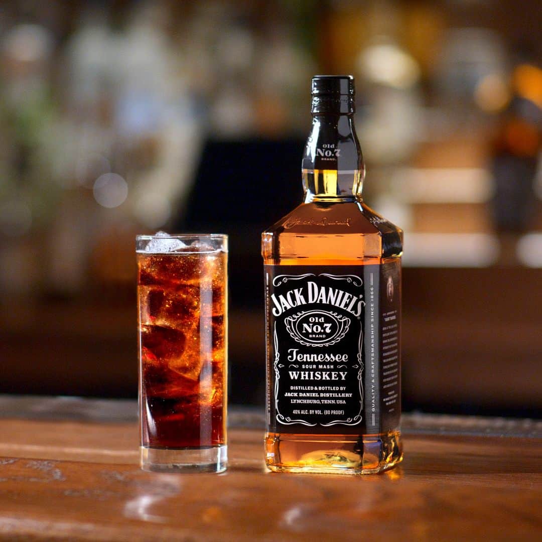 ジャックダニエルさんのインスタグラム写真 - (ジャックダニエルInstagram)「Jack & Coke - as easy to make as it is to sip.   2 oz Jack Daniel's Old No. 7® 6 oz Coke®」4月14日 0時00分 - jackdaniels_us