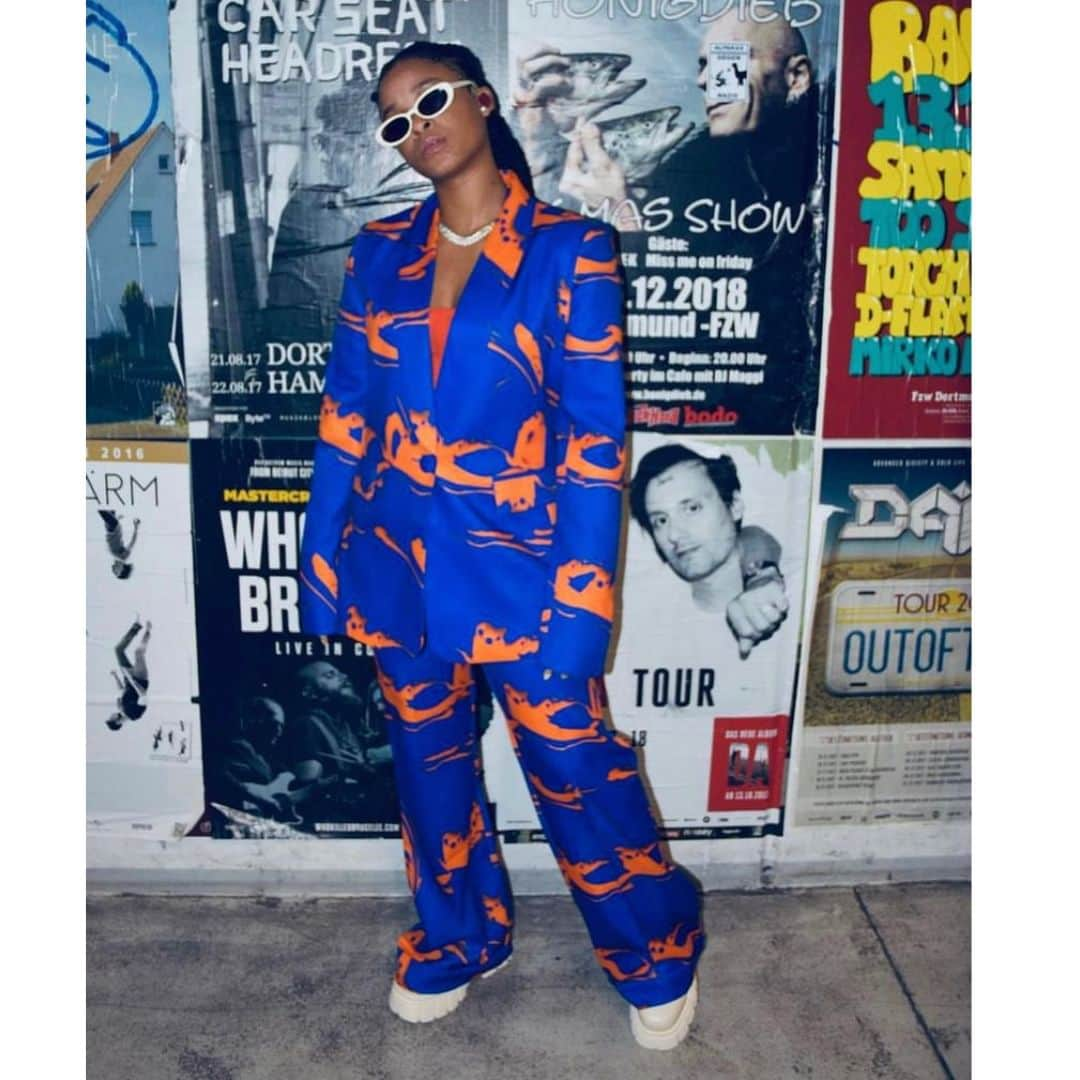 ハウスオブホランドのインスタグラム：「@lilaike  giving an epic performance in our marble suit! Available on out site 👀 Stylist- @sianystyle   #houseofholland #suitstyle #lilaike #bolddesign #marblesuit」