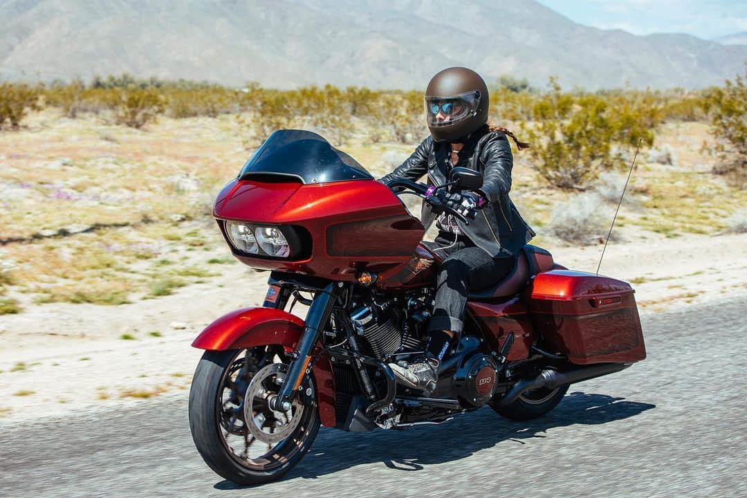 Harley-Davidsonさんのインスタグラム写真 - (Harley-DavidsonInstagram)「The Babes in Borrego 4 ride was the perfect setting for the @BabesRideOut 10th Anniversary celebration.  Desert vibes all around 🌵​  Check the link in bio for info on future rides.​  📷 @genevieve_davis​  #HarleyDavidson #BabesRideOut​」4月14日 0時01分 - harleydavidson