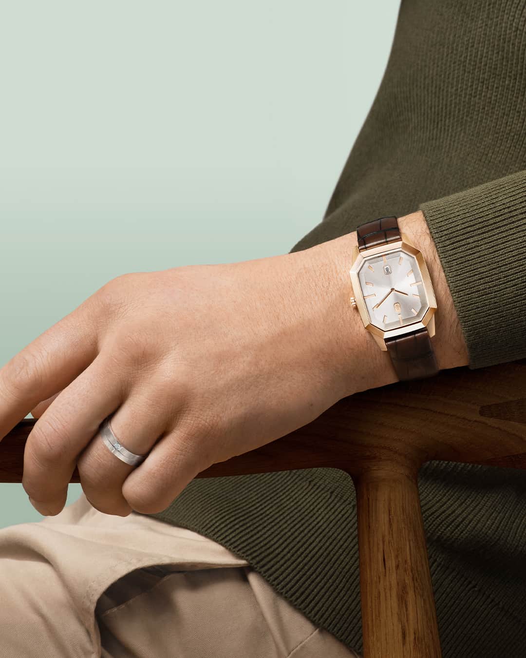 ハリー・ウィンストンのインスタグラム：「Because every second counts, this handsome Emerald timepiece’s larger 33mm case highlights a dynamic satin-brushed dial in silver tones. Keep track of time with this sophisticated piece by tapping the link in bio. #HWEmerald #HarryWinston」