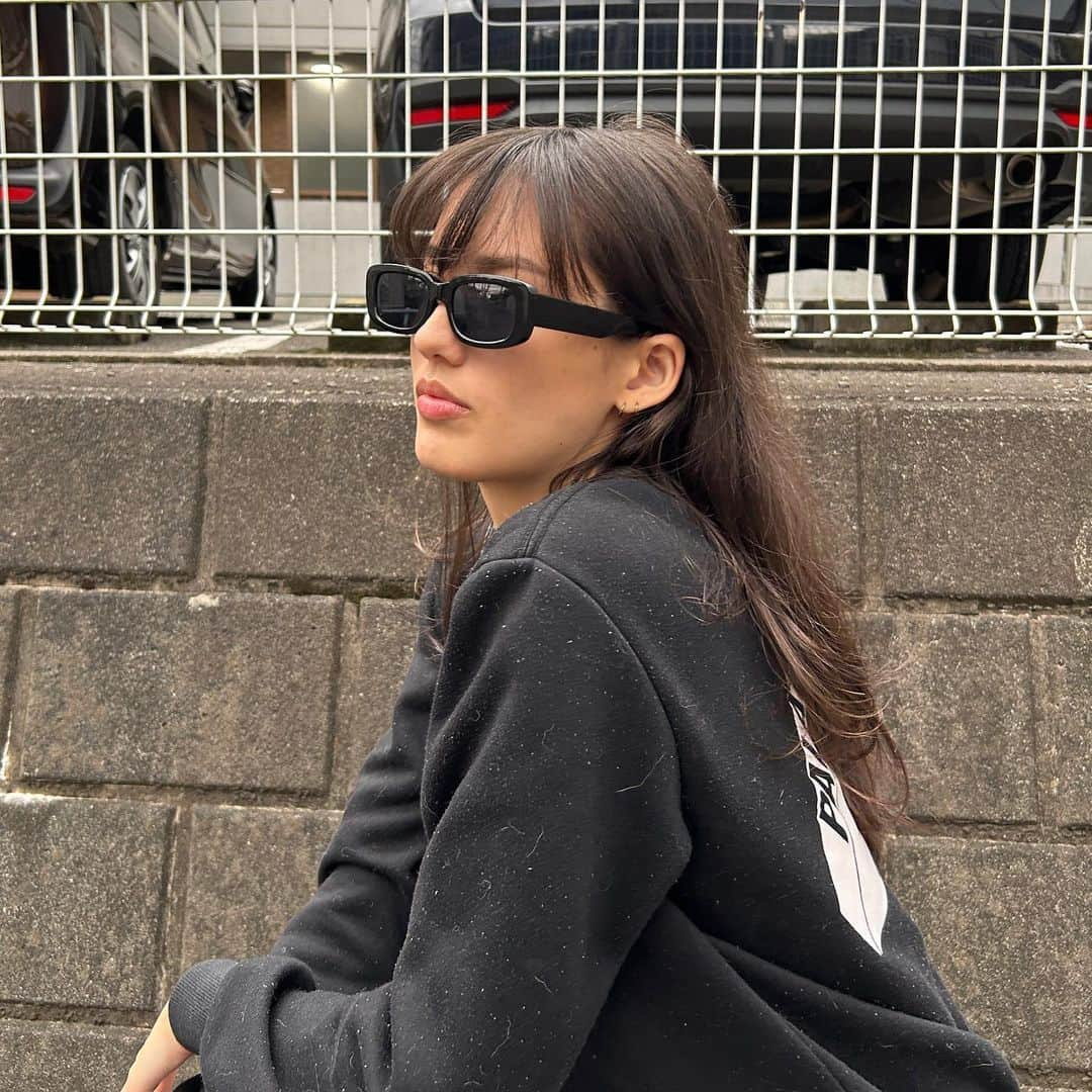 菊川リサさんのインスタグラム写真 - (菊川リサInstagram)「cool and covered in fur🐶🖤」4月14日 0時05分 - lisa_kikukawa