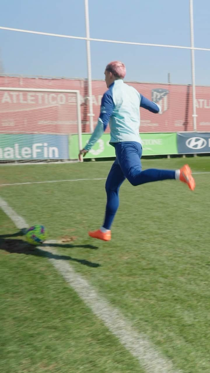 F2Freestylersのインスタグラム：「NEW VIDEO OUT NOW! LINK IN BIO ⬆️  We teamed up with @atleticodemadrid and @football_supplements to have a YOUTUBER VS WORLD CUP WINNER PENALTY SHOOTOUT! 🇫🇷🇦🇷🏆  @antogriezmann @nahuelmolina35 and @angelcorrea32 were too tekky with it!!! ❤️🤍🤩  #football #soccer #atleticomadrid #footballsupplements #griezmann #argentina #france」