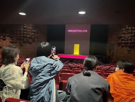水川あさみのインスタグラム：「4人でバカリさんのライブに行ったら、たまたまブラッシュアップライフの面々が偶然にも同じタイミングで来てて思いがけずうれしたのしの時間に…🫶🏻 ライブ最高でした👽 @bakarhythm 『fiction』」