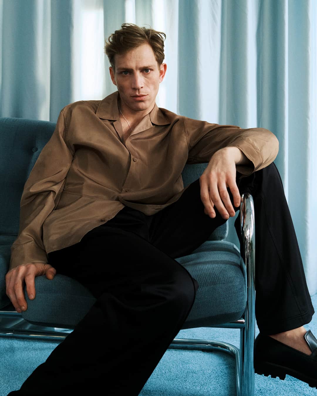 フィリッパコーのインスタグラム：「Introducing the Filippa K Spring/Summer 2023 Tech Overshirt. Explore the SS23 menswear collection, available now in store and at filippa-k.com.  Photographed by @thomasjansson2 Model Mike Vasilakis @theclawmodels」