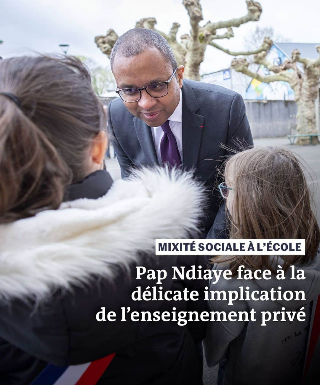 ルモンドのインスタグラム：「Dans les débats et les réflexions sur la mixité sociale à l’école, il n’est plus possible de détourner le regard de l’enseignement privé. Le ministre de l’éducation nationale, Pap Ndiaye, le dit lui-même sans ambages : « Si l’enseignement privé sous contrat n’est pas impliqué, les politiques de mixité sociale (…) seront sinon vouées à l’échec, du moins très limitées. » Le personnel politique commence à se saisir de cet enjeu. Après un amendement au budget de l’éducation déposé à l’automne 2022 par La France insoumise, c’était au tour du sénateur du Parti communiste français Pierre Ouzoulias (Hauts-de-Seine) de présenter, mardi 11 avril, une proposition de loi « visant à autoriser la puissance publique à conditionner les subventions accordées aux établissements privés sous contrat à des critères de mixité sociale et scolaire ».  Financés au trois quarts par l’argent public et libres du recrutement de leurs élèves contrairement à l’enseignement public, les collèges privés sous contrat scolarisent moins de 17 % d’élèves d’origine sociale défavorisés et concentrent 40 % d’élèves très favorisés, des proportions strictement inverses dans le public. La publication des indices de position sociale (IPS) par le ministère de l’éducation nationale au mois d’octobre 2022 a achevé de mettre en lumière l’ampleur de cette divergence, montrant que les établissements privés représentent moins de 4 % des 10 % des collèges les plus défavorisés du pays, mais près des deux tiers des 10 % les plus favorisés. Et la fracture ne fait que s’accélérer ces dernières années sous l’effet de l’évitement, annihilant les effets des politiques de mixité sociale menées dans le public. - Vous avez lu 15% de cet article. - Photo : Pap Ndiaye, ministre de l'éducation nationale, visite l'école primaire Albert-Camus à La Machine (Nièvre), le 31 mars 2023. @coutausse #pourlemonde - Retrouvez notre article en suivant le lien linkinbio sur notre profil.⁣⁣ -  #papndiaye #mixitescolaire #enseignementprive」