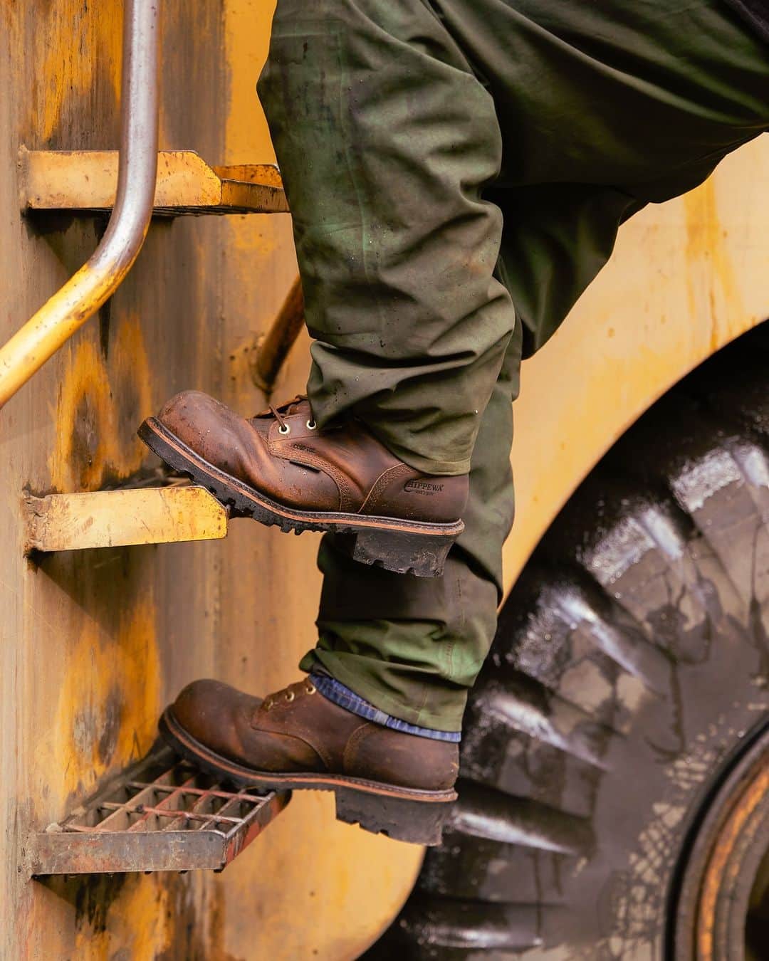 チペワのインスタグラム：「Happy #NationalBootDay to all the working men and women who wear their boots with pride! 🙌👢   These boots aren't just a fashion statement - they're a symbol of hard work, resilience, and dedication. Let's honor them today and every day! 💪🔨  Style: #73238」