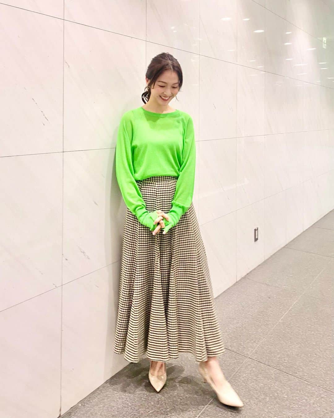 のインスタグラム：「狩野さんの投稿を見たあとに緑かぶりの衣装写真を載せるのは勇気がいりますが、私はこれしかできないのでワタシラシイ写真を載せます。笑 ㅤㅤㅤㅤㅤㅤㅤㅤ  金曜日もよじごじDays、ぜひご覧ください！  dress▷ #COLLAGEGALLARDAGALANTE」