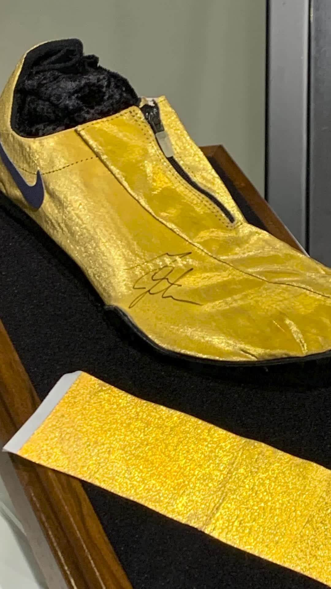 3M（スリーエム）のインスタグラム：「3M goes for GOLD! 🥇 At the 2000 Summer Olympics, Michael Johnson won a gold medal in the 400-meter sprint while wearing custom Nike shoes made from 24-karat gold @3MScotchlite Reflective Material. 👟   #TBT #Scotchlite #reflective #nike」