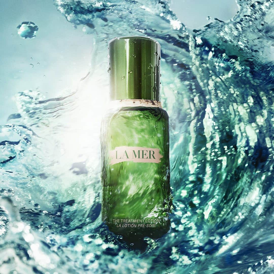 ドゥラメールのインスタグラム：「As necessary as air. At the heart of The Treatment Lotion is La Mer’s youth-renewing Miracle Broth™, which floods skin with energy to help bring it back to its center, so skin looks rejuvenated and charged with youth.  #lamer #lamerskincare #lamertreatmentlotion」