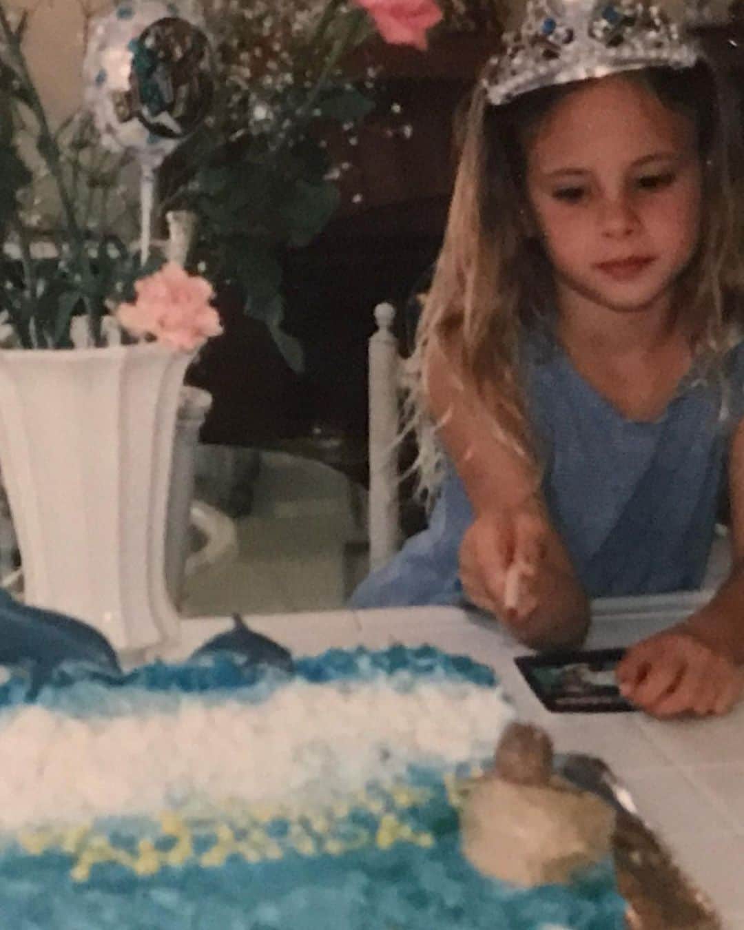 アマンダ・スタントンさんのインスタグラム写真 - (アマンダ・スタントンInstagram)「33 years old today & I feel like I’ve come full circle with my 6 year old self in the second photo who just felt like a million bucks because my mom got me a plastic tiara to wear, a dolphin birthday cake and put fresh roses on the kitchen counter for me 🤍  the simple things + a little sparkle. what more do you need, seriously? thankful for another year xx」4月10日 4時52分 - amanda_stantonn