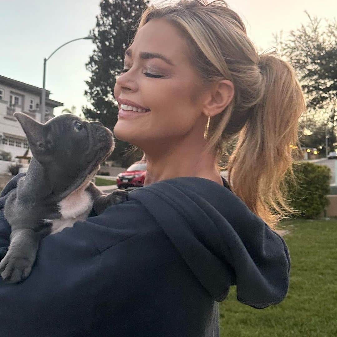 のインスタグラム：「Happy Easter!!! 🐣 My daughter brought a surprise & adopted this  lil one for me. His name is Maverick after Tommy Cruise @tomcruise in #topgun obviously. He's a little buttercup we love him already. Have a wonderful Easter... 🐣」