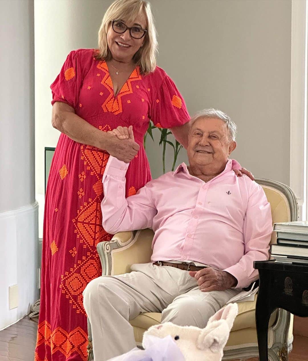Eliana Michaelichin Bezerraのインスタグラム：「Eles são os responsáveis por ser quem sou. Minha vida com vcs unidos é muito melhor. Minha base sólida, meu porto seguro. Mãe e pai amo vcs infinitamente!! Uma Feliz Páscoa da nossa família pra sua família❤️ “Pai e Mãe, ouro de mina” #pascoa2023 #renovacao #amor #ressurreição」