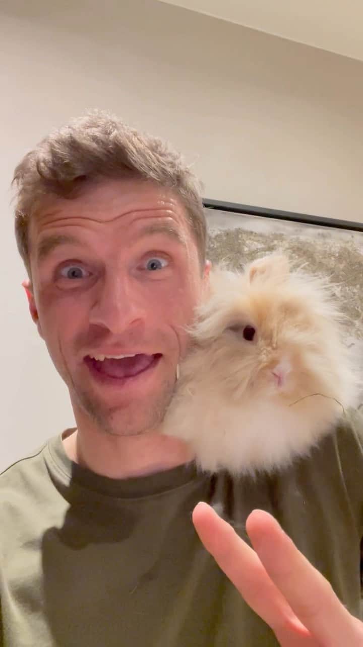 トーマス・ミュラーのインスタグラム：「Happy Easter to all my fantastic fans around the world 🐰 #esmuellert #froheostern #happyeaster」