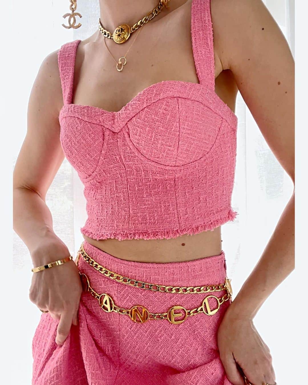 エナル・ビセンテさんのインスタグラム写真 - (エナル・ビセンテInstagram)「Pink BIG or go home.   This tweed like set plus all these gold accessories were giving me all the Chanel from the 90s’ vibes. Details to my outfit in the comments section.」4月10日 3時31分 - ohmyvogue