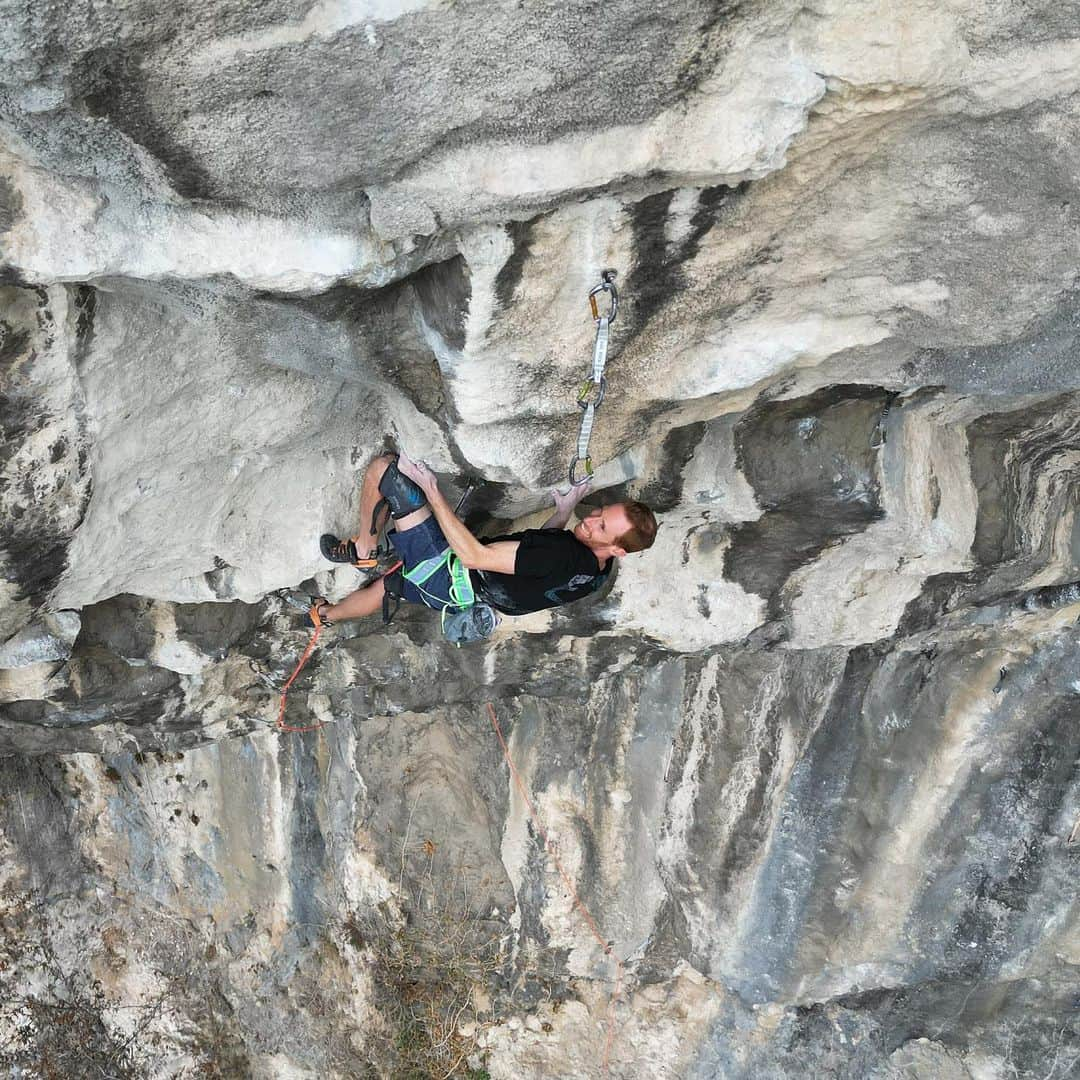 ガブリエル・モローニさんのインスタグラム写真 - (ガブリエル・モローニInstagram)「Quality over quantity. This has been the motto of the last months!  Time for actual rock climbing has been limited due to a busy work schedule between my main job as head setter at @urbanwallmilano and a new position with @italiaclimbing as setter and coach for the Elite Team. So weekend warrior mode is on! Anyway, even if I didn’t get any big numbers lately, I am pretty happy about my physical shape with some close tries on some of the harder routes I have tried. I even took part at an International comp after almost 5 years finishing in 7th place just one spot out of Finals at the prestigious @studio_bloc_darmstadt Studiobloc Masters! But the highlight of the last weeks was bolting and sending a real stunner in Arco, “Minuti contati” which I believe it could be in the 8c range and for sure one of the area’s best! (🚁📸 @michelebort ) Now it’s time to pack my stuffs and get ready to fly to Asia with @italiaclimbing Team! @scarpaspa @docrock_official @e9clothing_official @frictionlabs」4月10日 3時37分 - gabrimoroni