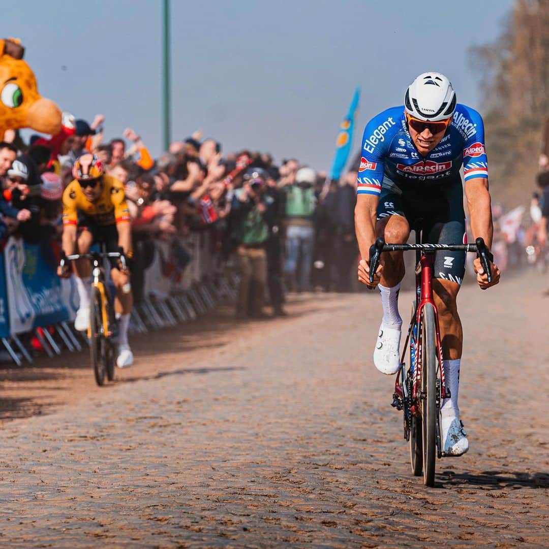 Shimanoのインスタグラム：「It’s written in stone. @mathieuvanderpoel is the king of the North, claiming the victory in Paris-Roubaix 💪   #ShimanoRoad #NeverCompromise #ParisRoubaix #SuperCyclingSunday」