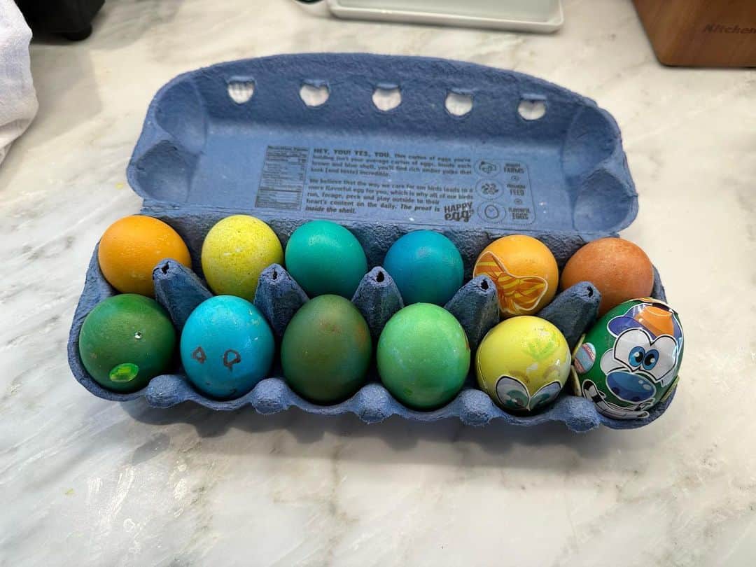 ミンディ・カリングのインスタグラム：「I think these eggs are like, beautiful? And YES re: comments my thought was instantly “we are eating egg curry this week, all week.” Any other Indian parents think the same?」