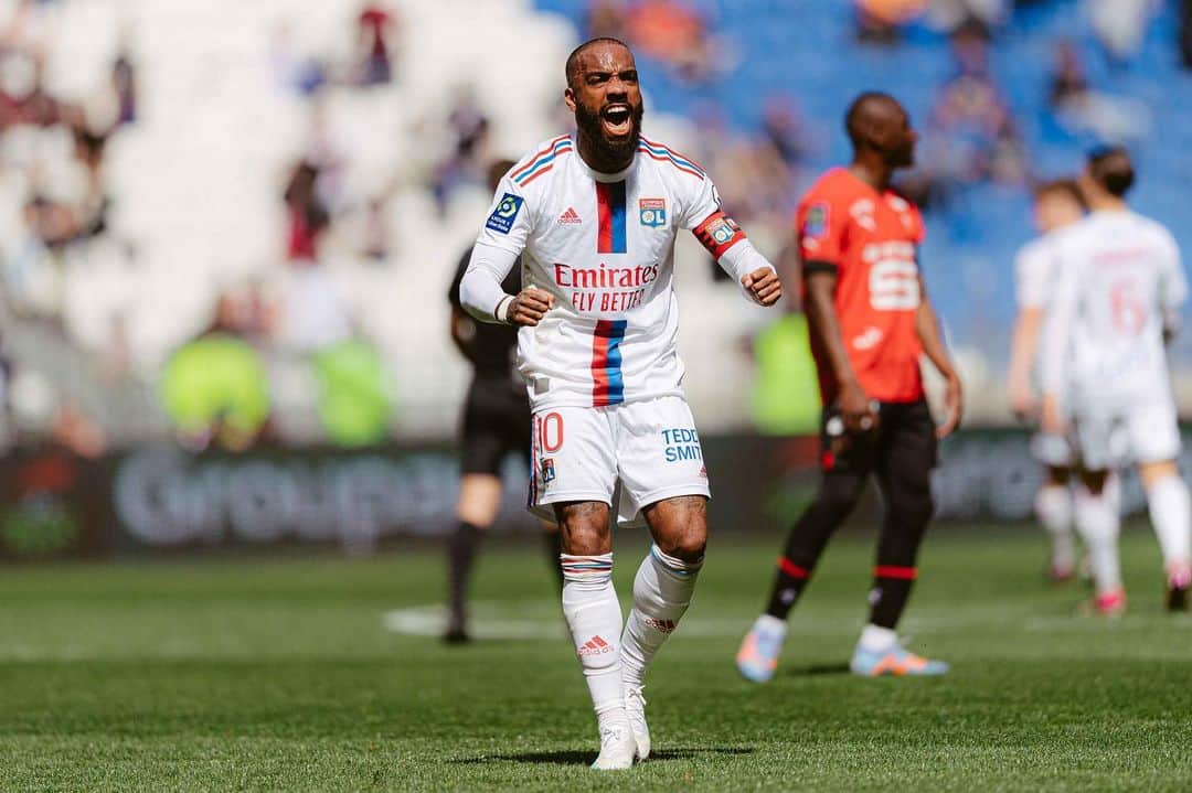 アレクサンドル・ラカゼットのインスタグラム：「Belle réaction de l’équipe et belle victoire à la maison 🔴🔵 Joyeuse Pâques 🐣🐇🍫」