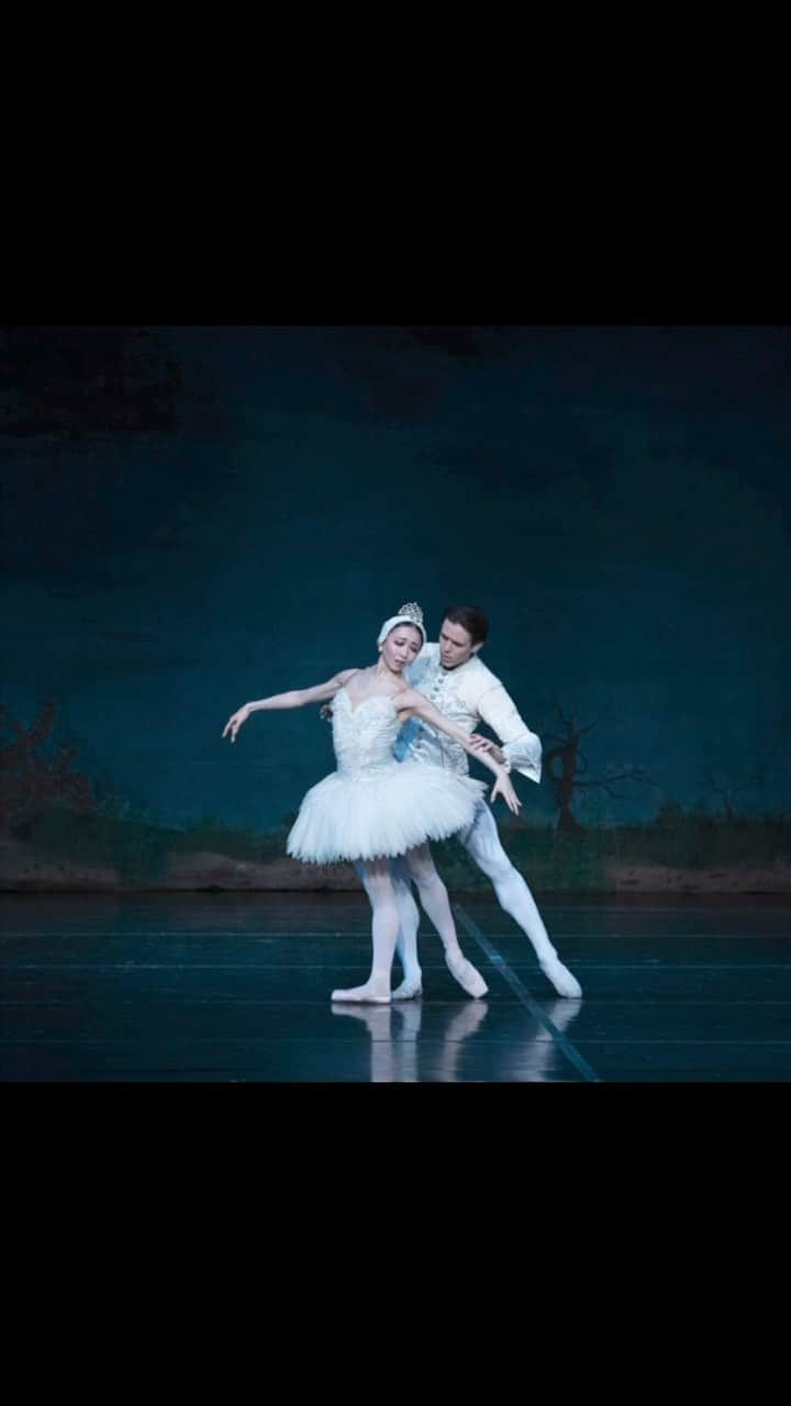 加治屋百合子のインスタグラム：「“Swan Lake” guesting with @connorlwalsh @mobileballet from 2weeks ago 🦢 Beautiful image in the end captured by @renatapavam 💓  Dancing “Swan Lake” again with @houstonballet in June☺️  コナー王子と2週間前にゲスト出演した「白鳥の湖」より🦢 6月にまた「白鳥の湖」をヒューストン・バレエで踊ります☺️  Pointe shoes/ポワント🩰: @virtisse   #ballet #ballerina #dance #dancer #artist #asian #japanese #houstonballet #performance #swanlake #mobile #alabama #mobileballet #costume #tutu #thankful #memories バレエ #バレリーナ #ダンス #ダンサー #アーティスト #感謝 #思い出」