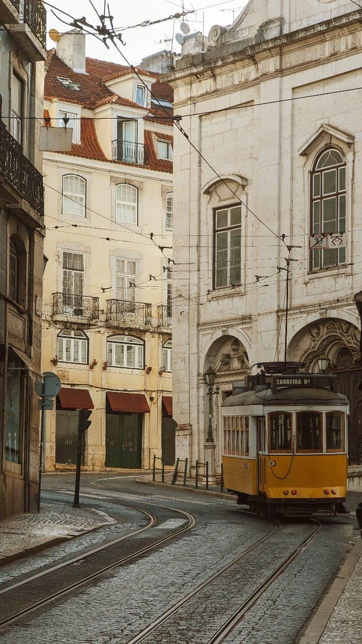 Guido Gutiérrez Ruizのインスタグラム：「Lisbon is a city where being spontaneous and curious will help you enjoy it's streets, hidden corners, numerous viewpoints and street life. But here are some tips and recommendations that I hope can help you! #Guigurui   Lisboa es una ciudad donde ser espontaneo y  curioso te ayudará a disfrutar de sus calles, rincones escondidos, numerosos miradores y vida callejera. ¡Pero aquí hay algunos consejos y recomendaciones que espero te puedan ayudar!   🍽️Restaurants: Any restaurant in LxFactory O Velho Eurico  As Bifanas do Afonso Solar dos Presuntos Ponto Final  🚗Uber: En caso de tener que moverte entre puntos lejanos, Uber funciona bastante bien y es muy económico • In case you have to move between distant points, Uber works quite well and is very cheap.  👣Calzado cómodo • Comfortable shoes Hay muchas cuestas y muchas escaleras Many hills and many stairs  🚫Tourist trap: NO subas al Elevador de Santa Justa.  Siempre hay una cola enorme y pagarás más de 5€ por un viaje de 30 segundos en un ascensor lleno de gente.  Accede a las mismas vistas de forma gratuita entrando por la "Praça do Carmo". • Do NOT go up the Santa Justa Lift. There's always a massive line and you will pay over 5€ for a 30 sec ride on a crowded elevator. Access the same views for free entering through the "Praça do Carmo".  🔭Viewpoints • Miradores: Mirador de Graça  Mirador do Chāo do Loureiro  Arco de la Rua Augusta  #Lisboa #Lisbona #Lisbon #Portugal #WhatToDoInLisbon #Sintra #Cascais #Europe #Europa #summer」