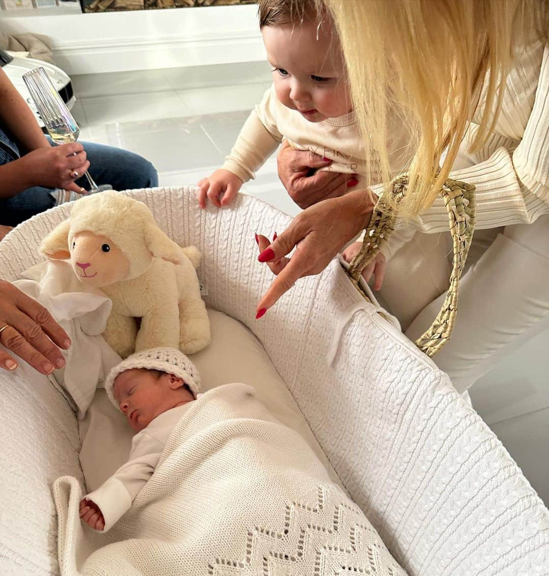 Jessica Wrightさんのインスタグラム写真 - (Jessica WrightInstagram)「Easter 2023 🤍 the day our Dustin came home. It’s been the longest road. This baby boy made his way into the world 12 weeks early & it’s been a very scary time for us all but most importantly, his mum & dad, who quite frankly have been nothing short of superheroes in my eyes how they have dealt with it. @joshwright4444 @holliekanewright congratulations & i am so proud of you both. You know how I feel about you both & our little dusty. Not forgetting our joshie boy. Love you all & I can’t wait to spend many more Easter’s with our little brave warrior & his big brother & cousin 🤍」4月10日 4時12分 - jesswright77