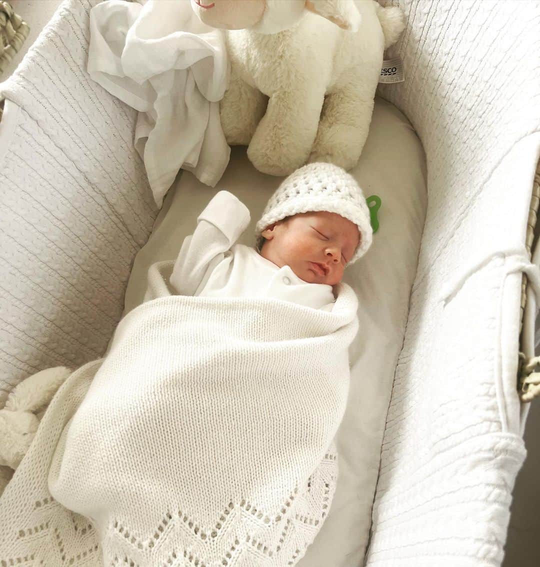 Jessica Wrightのインスタグラム：「Easter 2023 🤍 the day our Dustin came home. It’s been the longest road. This baby boy made his way into the world 12 weeks early & it’s been a very scary time for us all but most importantly, his mum & dad, who quite frankly have been nothing short of superheroes in my eyes how they have dealt with it. @joshwright4444 @holliekanewright congratulations & i am so proud of you both. You know how I feel about you both & our little dusty. Not forgetting our joshie boy. Love you all & I can’t wait to spend many more Easter’s with our little brave warrior & his big brother & cousin 🤍」