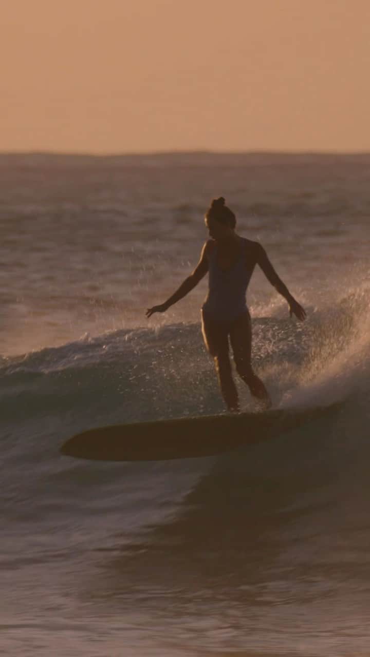 マリア・マーフィーのインスタグラム：「One wave before dark💫 📽️ @roxface」