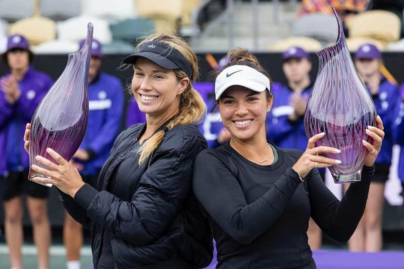 ダニエル・コリンズのインスタグラム：「Sweet week in Charleston getting my first doubles title with my sweet friend @des_krawczyk11 🏆🏆🎾💕🇺🇸We lost the first set 6-0 and we were down 3-1 in the second. Every match we won this week came down to a third set tie break 🎢Never give up was our motto this week! So lucky to have a partner like Des that is always so positive, uplifting, and such a fighter. Thank you des for being exactly who you are, and sharing the court with me💕   Thank you @creditonecharlestonopen for hosting one of the best events of the year! I’m so grateful for the opportunity you give to all of us and letting me live out my dream playing tennis 🎾   Photos 📸: @andrewjwhitaker @postandcourier」