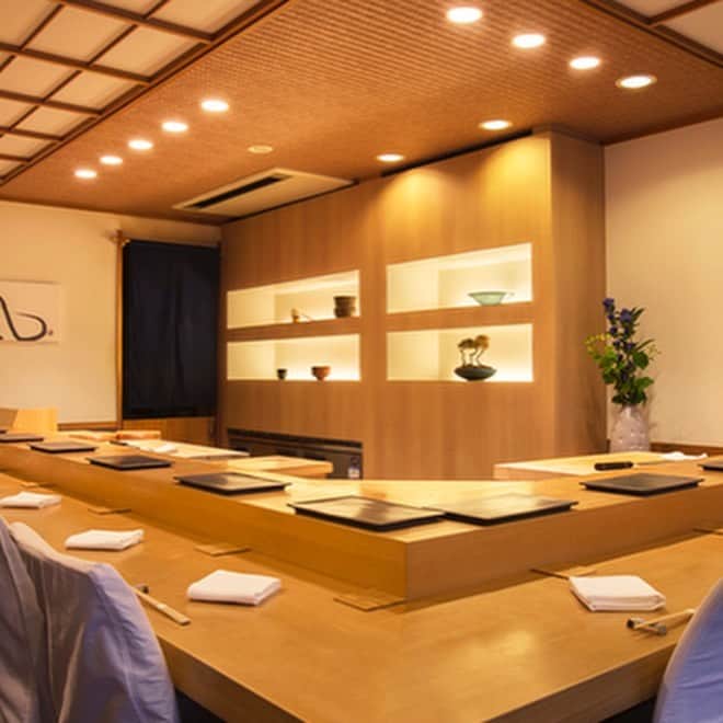 Luxury Card Japanさんのインスタグラム写真 - (Luxury Card JapanInstagram)「【実業家のカリスマ堀江貴文氏とカウンター鮨会🍣】  グルメメディア「TERIYAKI」とコラボレーションし、実業家としても名高いホリエモンこと堀江貴文氏とカウンターで高級寿司を愉しむLC スペシャルディナーエクスペリエンスを開催！ 住宅街にひっそりと店を構える鮨十(西麻布）にて、極上の握りをご堪能いただきながら、参加者全員が堀江氏と直接対話できる貴重な機会です。堀江氏によるビジネスピッチ的なアドバイスもそうご期待！ @teriyaki_jp  📍鮨十　 🕐2023年5月18（木)17:30-19:30 ※ご好評につき満席となりました。  #TERIYAKI #堀江貴文 #ホリエモン #鮨十 #カウンター#高級寿司 #寿司#鮨会 #西麻布 #西麻布グルメ #西麻布デイナー #鮨ディナー #スペシャルディナー #ビジネス#実業家 #経営者 #事業主 #起業家#アントレプレナー #壁打ち#ビジネス交流会 #ラグジュアリーカード」4月9日 19時44分 - luxurycardjapan