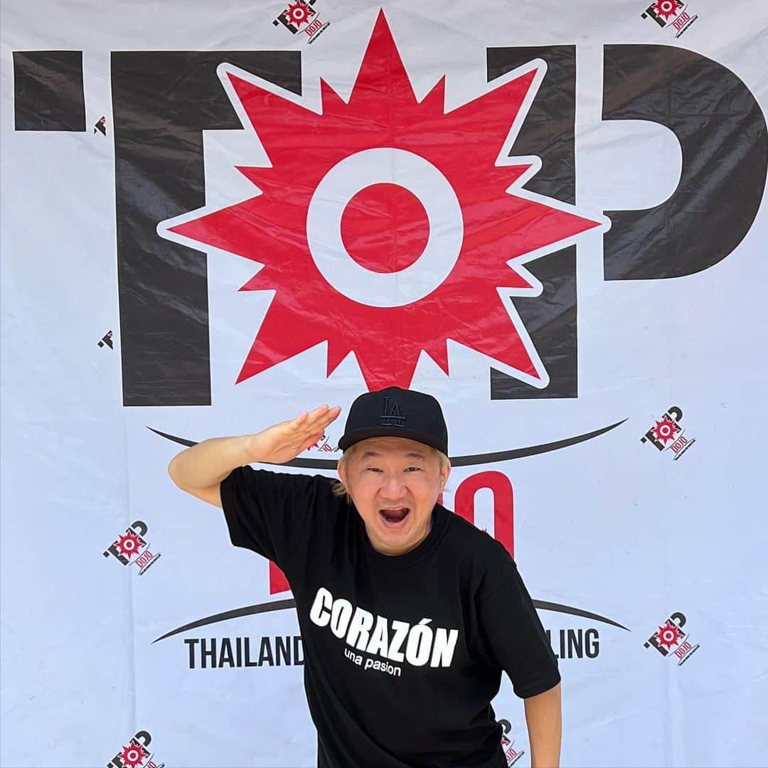 植田朝日のインスタグラム：「🇹🇭🇹🇭🇹🇭  タイのプロレス団体TOPを見に行って来たぞ‼️  リングはなくマット。 試合は会場を飛び出し路上でも展開。  で、感じたのはレスラーもファンもプロレスが大好きだと言うこと。  なんか良いものを見ちゃったぜ！ #FooTravelleR #朝日旅 #タイプロレス #プロレス #thailand #bangkok #バンコク #TOPdojo #ไทยทุ่ม #RoadtoKoTW」