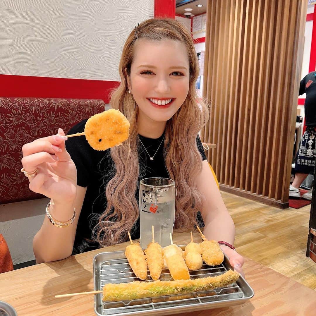 紗蘭のインスタグラム：「食の誘惑に負けずに耐えた大阪旅行🐙❤️‍🔥 この串カツもたこ焼きも親友2人がモリモリ食べてた🤭💕 絶賛ダイエット本気出してる最中💪🏻 ダイエット中のみんな一緒に頑張ろー！✨❤️‍🔥 #大阪旅行 #ダイエット」