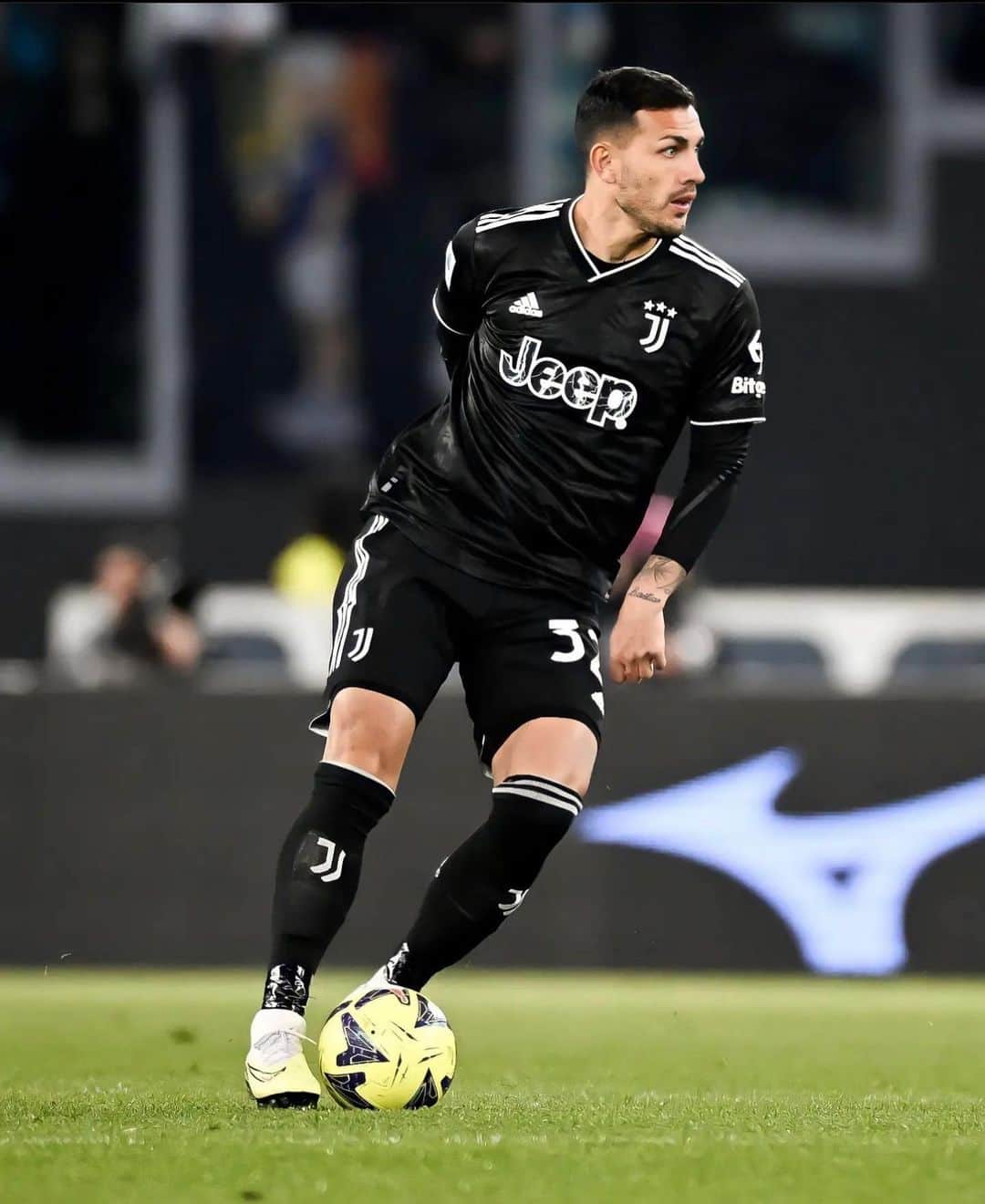 のインスタグラム：「⚪️⚫️ guardiamo avanti sempre」