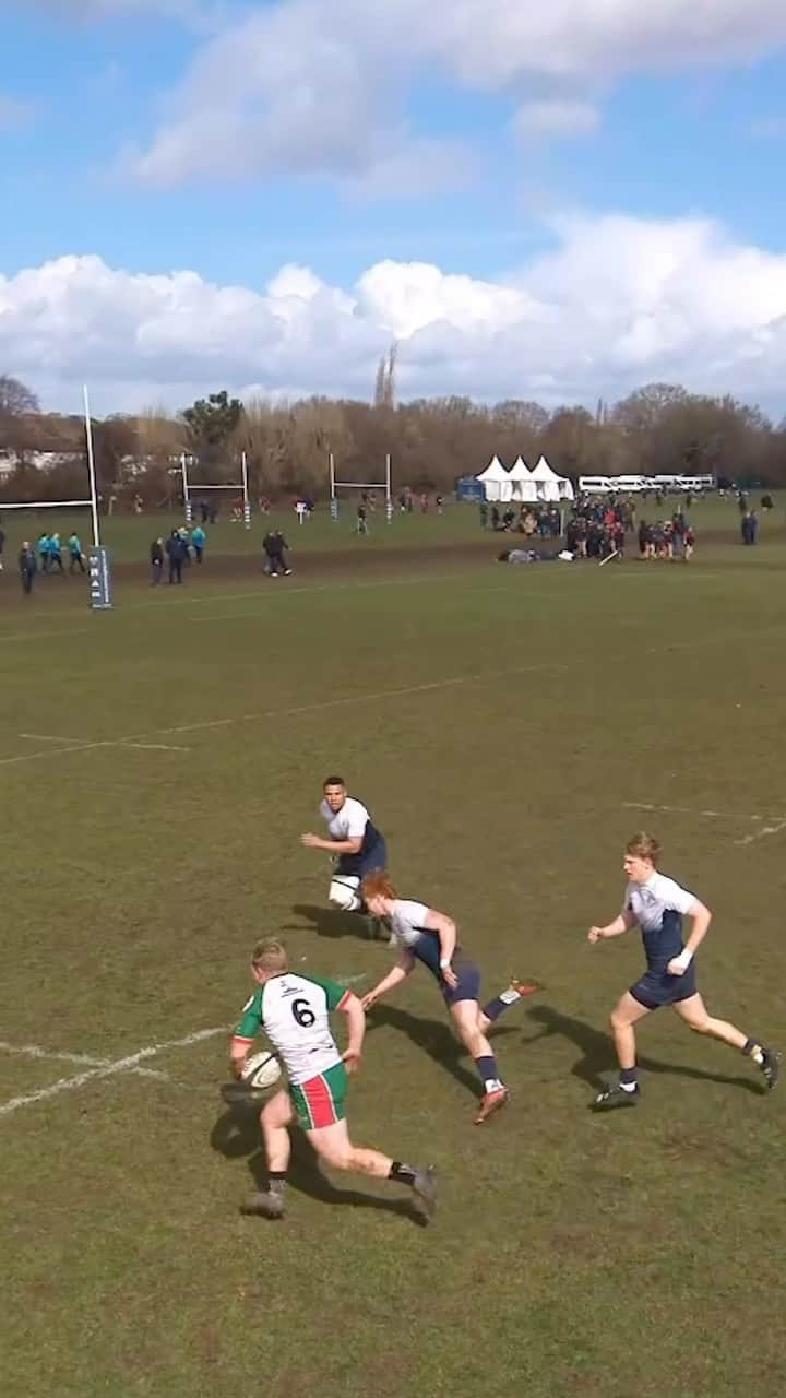 ラグビーイングランド代表のインスタグラム：「How many steps?! 😳  #GrassrootsRugby | @rpns7s」