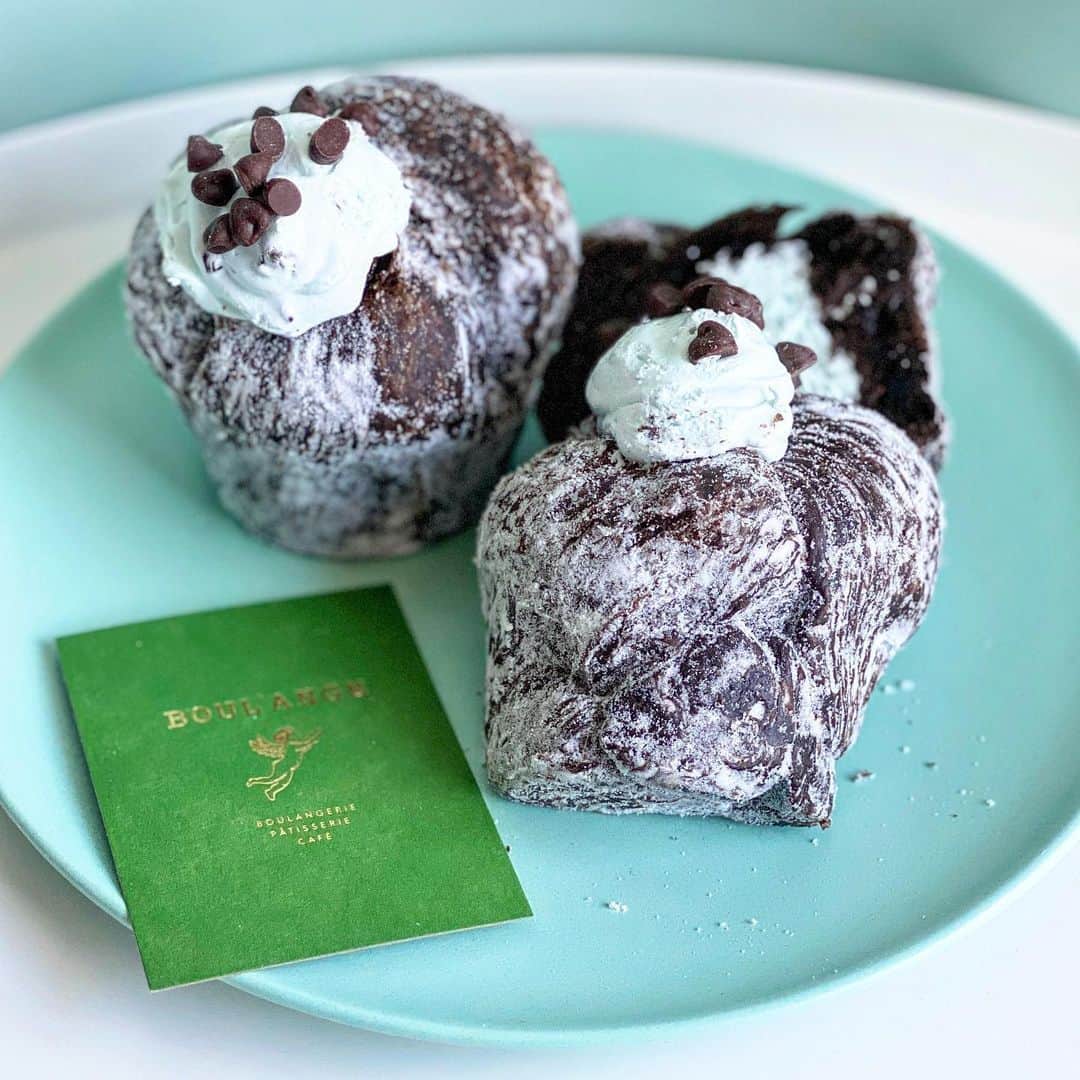 チョコミント大学生うしくろさんのインスタグラム写真 - (チョコミント大学生うしくろInstagram)「🧼チョコミン党のためのインスタ⇒ @usiqlo🧼  【 BOUL'ANGE クロフィン ミント 】  BOUL'ANGEさんからまた新たなチョコミントが出たようです！  クロワッサンの生地をマフィンの型で焼き上げたスイーツ  #クロフィン のチョコミントです🥐🧁  ✎𓂃𓂃𓂃𓂃𓂃𓂃𓂃𓂃𓂃𓂃𓂃𓂃𓂃𓂃𓂃𓂃𓂃𓂃𓂃𓂃  🍫ココア感：☆☆☆ 🌿ミント感：☆+ 😍甘さ：☆☆☆☆  💰税込価格：378円 / テイクアウト1個当たり  🗾購入場所：BOUL'ANGE 池袋東武店【 @boulange.jp 】 🚉アクセス：池袋駅西口直結 東武百貨店地下1階 🗓販売期間：情報なしのため不明です🙏🏻  ✎𓂃𓂃𓂃𓂃𓂃𓂃𓂃𓂃𓂃𓂃𓂃𓂃𓂃𓂃𓂃𓂃𓂃𓂃𓂃𓂃  ブラックココアデニッシュ生地に、 チョコチップ入りの自家製ミントクリームが🥣  さらに、上にもちょこんとミントクリームがのり 全体にはパウダーシュガーがまぶされています☃️  食べてみると、クロワッサンのザクッとさはなく しなっとやわらかくデニッシュらしい生地🍞  ミントクリームはホイップクリームよりもかためで 甘いミントの風味はしつつも爽やかさまではいかないくらい！  パウダーシュガーの影響かドーナツっぽく、 甘くて美味しかったです👣  ✎𓂃𓂃𓂃𓂃𓂃𓂃𓂃𓂃𓂃𓂃𓂃𓂃𓂃𓂃𓂃𓂃𓂃𓂃𓂃𓂃  みなさん書かれてますが、 クリームがビニール袋についてしまうのは避けられません…！  汚くならないよう、気をつけて持ち帰りましょう🥺🥲  池袋限定ではなく、Twitterでは錦糸町での目撃情報が！！  　　 　　 　　  #チョコミント #usiqlo_tokyo #クロフィンミント #크로와상 #池袋グルメ #池袋スイーツ #池袋手土産 #BOULANGE   #chocolatemint #ミントチョコ #mintchocolate #mintchocolatechip #チョコレート #チョコミン党  #うしくろくん #민트초코 #민트 #jmt #맛스타그램 #먹스타그램 #도쿄카페 #좋아요 #민초단 #薄荷巧克力」4月10日 18時00分 - usiqlo