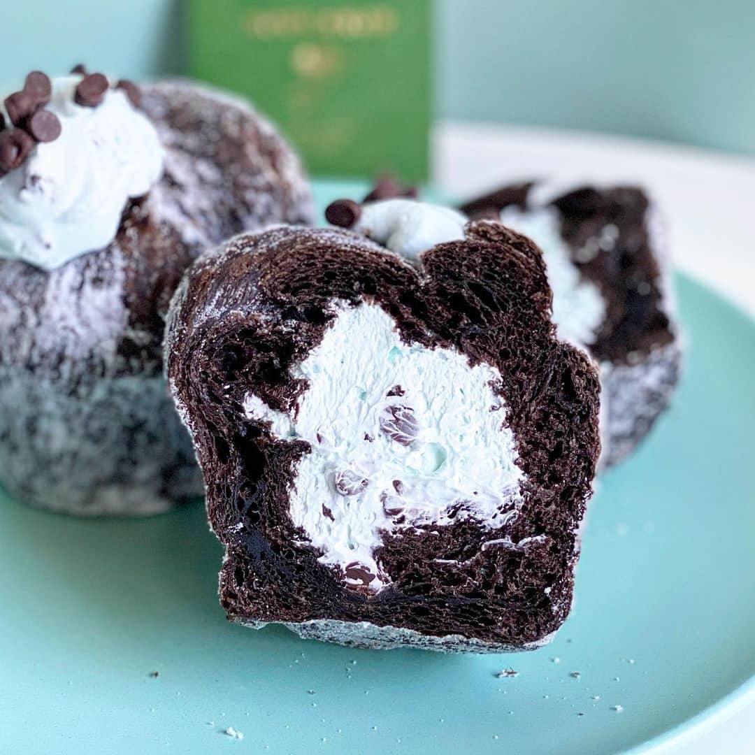 チョコミント大学生うしくろさんのインスタグラム写真 - (チョコミント大学生うしくろInstagram)「🧼チョコミン党のためのインスタ⇒ @usiqlo🧼  【 BOUL'ANGE クロフィン ミント 】  BOUL'ANGEさんからまた新たなチョコミントが出たようです！  クロワッサンの生地をマフィンの型で焼き上げたスイーツ  #クロフィン のチョコミントです🥐🧁  ✎𓂃𓂃𓂃𓂃𓂃𓂃𓂃𓂃𓂃𓂃𓂃𓂃𓂃𓂃𓂃𓂃𓂃𓂃𓂃𓂃  🍫ココア感：☆☆☆ 🌿ミント感：☆+ 😍甘さ：☆☆☆☆  💰税込価格：378円 / テイクアウト1個当たり  🗾購入場所：BOUL'ANGE 池袋東武店【 @boulange.jp 】 🚉アクセス：池袋駅西口直結 東武百貨店地下1階 🗓販売期間：情報なしのため不明です🙏🏻  ✎𓂃𓂃𓂃𓂃𓂃𓂃𓂃𓂃𓂃𓂃𓂃𓂃𓂃𓂃𓂃𓂃𓂃𓂃𓂃𓂃  ブラックココアデニッシュ生地に、 チョコチップ入りの自家製ミントクリームが🥣  さらに、上にもちょこんとミントクリームがのり 全体にはパウダーシュガーがまぶされています☃️  食べてみると、クロワッサンのザクッとさはなく しなっとやわらかくデニッシュらしい生地🍞  ミントクリームはホイップクリームよりもかためで 甘いミントの風味はしつつも爽やかさまではいかないくらい！  パウダーシュガーの影響かドーナツっぽく、 甘くて美味しかったです👣  ✎𓂃𓂃𓂃𓂃𓂃𓂃𓂃𓂃𓂃𓂃𓂃𓂃𓂃𓂃𓂃𓂃𓂃𓂃𓂃𓂃  みなさん書かれてますが、 クリームがビニール袋についてしまうのは避けられません…！  汚くならないよう、気をつけて持ち帰りましょう🥺🥲  池袋限定ではなく、Twitterでは錦糸町での目撃情報が！！  　　 　　 　　  #チョコミント #usiqlo_tokyo #クロフィンミント #크로와상 #池袋グルメ #池袋スイーツ #池袋手土産 #BOULANGE   #chocolatemint #ミントチョコ #mintchocolate #mintchocolatechip #チョコレート #チョコミン党  #うしくろくん #민트초코 #민트 #jmt #맛스타그램 #먹스타그램 #도쿄카페 #좋아요 #민초단 #薄荷巧克力」4月10日 18時00分 - usiqlo