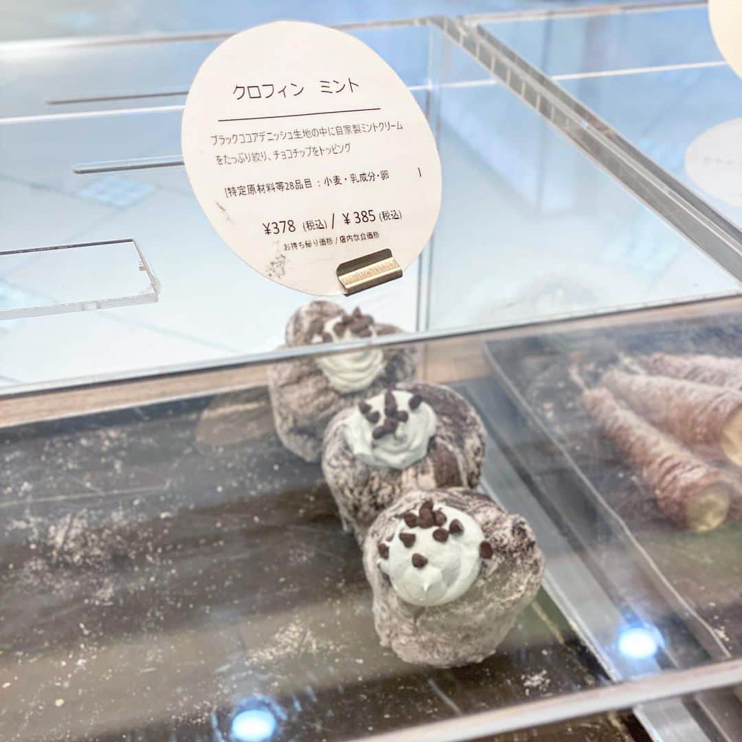チョコミント大学生うしくろさんのインスタグラム写真 - (チョコミント大学生うしくろInstagram)「🧼チョコミン党のためのインスタ⇒ @usiqlo🧼  【 BOUL'ANGE クロフィン ミント 】  BOUL'ANGEさんからまた新たなチョコミントが出たようです！  クロワッサンの生地をマフィンの型で焼き上げたスイーツ  #クロフィン のチョコミントです🥐🧁  ✎𓂃𓂃𓂃𓂃𓂃𓂃𓂃𓂃𓂃𓂃𓂃𓂃𓂃𓂃𓂃𓂃𓂃𓂃𓂃𓂃  🍫ココア感：☆☆☆ 🌿ミント感：☆+ 😍甘さ：☆☆☆☆  💰税込価格：378円 / テイクアウト1個当たり  🗾購入場所：BOUL'ANGE 池袋東武店【 @boulange.jp 】 🚉アクセス：池袋駅西口直結 東武百貨店地下1階 🗓販売期間：情報なしのため不明です🙏🏻  ✎𓂃𓂃𓂃𓂃𓂃𓂃𓂃𓂃𓂃𓂃𓂃𓂃𓂃𓂃𓂃𓂃𓂃𓂃𓂃𓂃  ブラックココアデニッシュ生地に、 チョコチップ入りの自家製ミントクリームが🥣  さらに、上にもちょこんとミントクリームがのり 全体にはパウダーシュガーがまぶされています☃️  食べてみると、クロワッサンのザクッとさはなく しなっとやわらかくデニッシュらしい生地🍞  ミントクリームはホイップクリームよりもかためで 甘いミントの風味はしつつも爽やかさまではいかないくらい！  パウダーシュガーの影響かドーナツっぽく、 甘くて美味しかったです👣  ✎𓂃𓂃𓂃𓂃𓂃𓂃𓂃𓂃𓂃𓂃𓂃𓂃𓂃𓂃𓂃𓂃𓂃𓂃𓂃𓂃  みなさん書かれてますが、 クリームがビニール袋についてしまうのは避けられません…！  汚くならないよう、気をつけて持ち帰りましょう🥺🥲  池袋限定ではなく、Twitterでは錦糸町での目撃情報が！！  　　 　　 　　  #チョコミント #usiqlo_tokyo #クロフィンミント #크로와상 #池袋グルメ #池袋スイーツ #池袋手土産 #BOULANGE   #chocolatemint #ミントチョコ #mintchocolate #mintchocolatechip #チョコレート #チョコミン党  #うしくろくん #민트초코 #민트 #jmt #맛스타그램 #먹스타그램 #도쿄카페 #좋아요 #민초단 #薄荷巧克力」4月10日 18時00分 - usiqlo