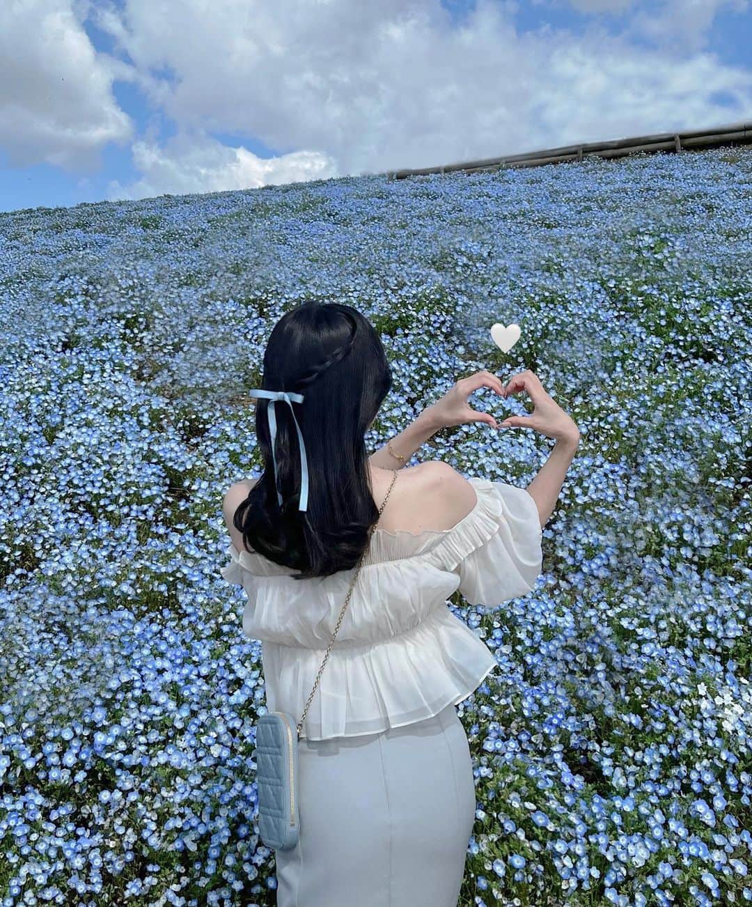 ayaのインスタグラム：「🩵🤍𝙉𝙚𝙢𝙤𝙥𝙝𝙞𝙡𝙖  ネモフィラ(^ ^)🫶🏻 今年も行けてよかった🦋✧  まだまだ咲いてなかったけど 思っていたより混みすぎずで ゆっくり見れた🧵  ネモフィラに合わせて 水色コーデ🩵🪽  トップスは最近買ったSNIDELなんだけど、 着てみたらシルエットのたぷんと感が かわいすぎて春服で1番のお気に入りかも🥣  #nemophila #snidel #dior #国営ひたち海浜公園 #茨城県 #ネモフィラ #ネモフィラブルー #ネモフィラの丘 #ネモフィラ畑 #ひたち海浜公園 #ひたちなか海浜公園 #ひたちなか #スナイデル #ディオール」