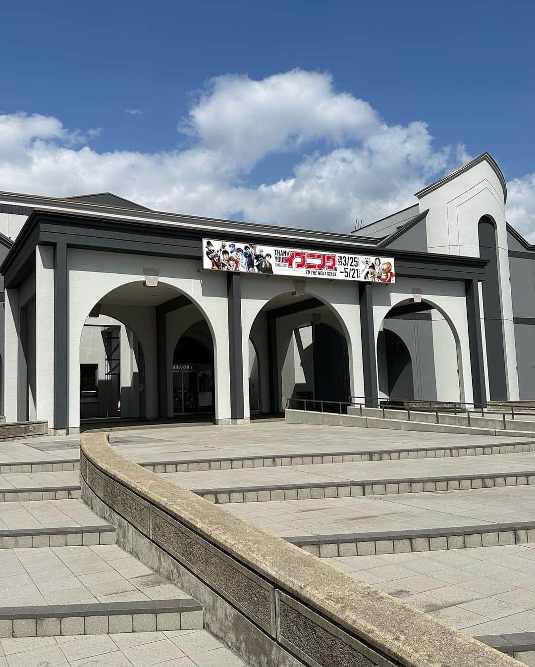 みずしな孝之のインスタグラム：「秋田県横手市の まんが美術館で開催中の イブニング展に行ってきました！  23年にわたるイブニングの歴史の 半分くらいに連載させて頂いてたんですねー。 雑誌の休刊はこれ以上ない無念でしたが それが報わるほどの素敵な展示でした。  いろいろ形跡も残してきましたので 行かれるかたはどうぞチェックしてみてください！ 5月21日までやってます。  https://manga-museum.com/」