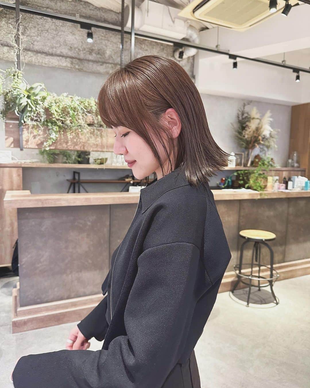のインスタグラム：「ㅤㅤㅤㅤㅤㅤㅤㅤㅤㅤㅤㅤㅤ ㅤㅤㅤㅤㅤㅤㅤㅤㅤㅤㅤㅤㅤ ちゃんと載せるの久々な気がする 春なので明るくしてもらいました✌︎ ブリーチしたかったけど時間なく、、 少しずつ明るくしていく作戦✊🏻 ㅤㅤㅤㅤㅤㅤㅤㅤㅤㅤㅤㅤㅤ ロングにするのに向けて パツッとなるように切ってもらったけど こんなに伸びてたことにびっくり！ ㅤㅤㅤㅤㅤㅤㅤㅤㅤㅤㅤㅤㅤ @negi_december さん いつもありがとうございます☺️ ㅤㅤㅤㅤㅤㅤㅤㅤㅤㅤㅤㅤㅤ 今日の服気に入ってたけど 朝撮影ですっぴんで家出たので撮れず、 来週同じコーデで撮ろっと📸 ㅤㅤㅤㅤㅤㅤㅤㅤㅤㅤㅤㅤㅤ #ボブ #これはボブなのかな長い気もする #ベージュカラー #ブリーチなし #kaho_hair_make」