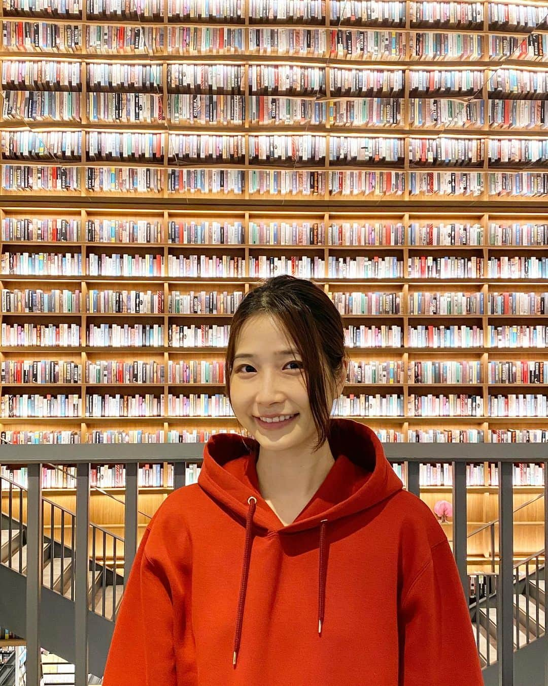 ベルさんのインスタグラム写真 - (ベルInstagram)「本の暴力タワー📚  インスタで見て、一度行ってみたかった名古屋の蔦屋書店。  鏡張りで幻想的な雰囲気でした✨  階段上での撮影が一番映えるようですが、この時は撮影禁止。  通りすがりのおじさまに2階から撮ってもらいました！笑  #ノリタケの森 #蔦屋書店 #名古屋」4月9日 19時59分 - belle.gokigenyou