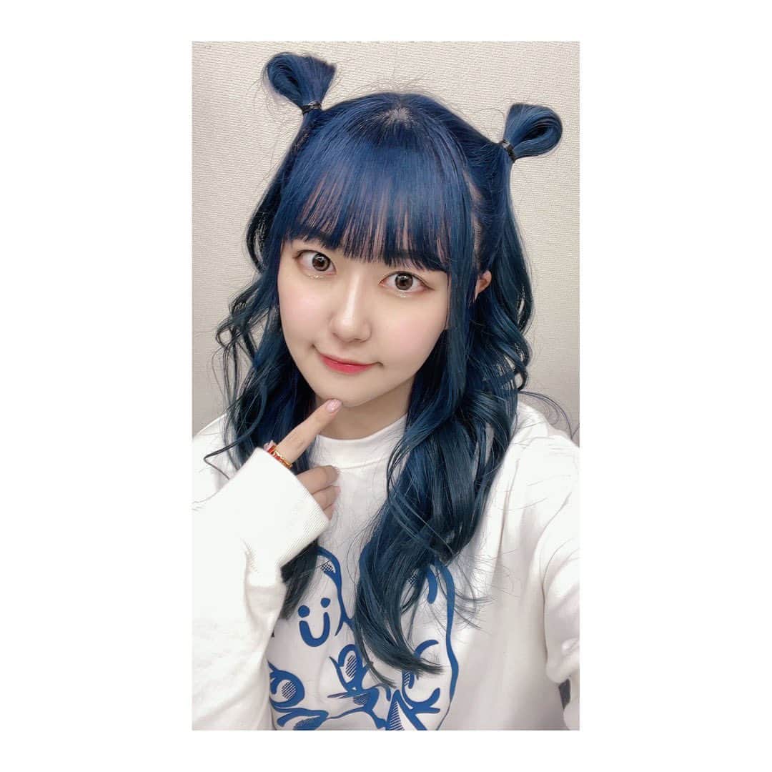 三澤紗千香のインスタグラム：「. ⁡ I love my blue hair! ⁡」