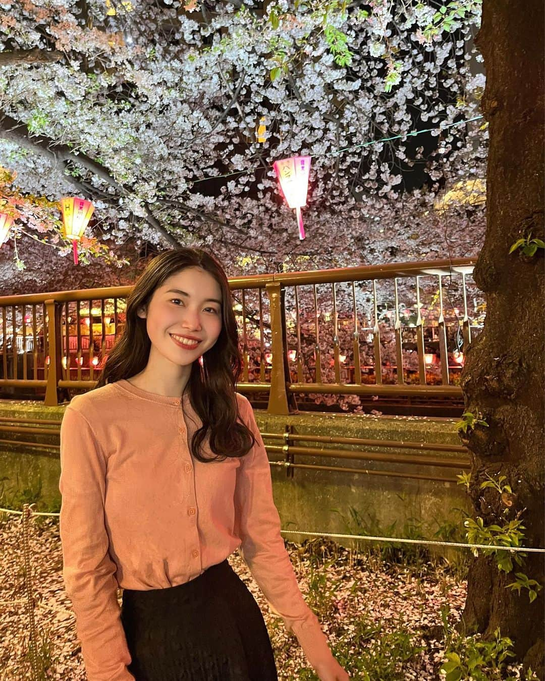 小川沙樹のインスタグラム：「先週は超花見weekでした🌸 去年はバタバタしていて行けなかったので今年は行きたい所全部行きました！ 念願の目黒川の桜と幸手権現堂。 散り始めた桜が川に浮かんでいて、それはそれで風情がありました🥰 来年はどこの花見に行こうかな…」