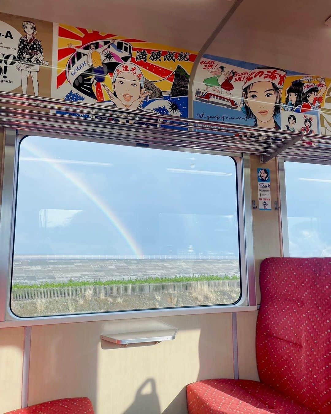 のインスタグラム：「昨日は雨が降ってたんだけど、三陸元気GOGO号に乗った途端めちゃくちゃ晴れて虹が出ました。 綺麗なアーチで凄い迫力だった。 感動的瞬間だったよ。  #岩手 #久慈 #三陸鉄道 #三陸元気GoGo号 #あまちゃん」