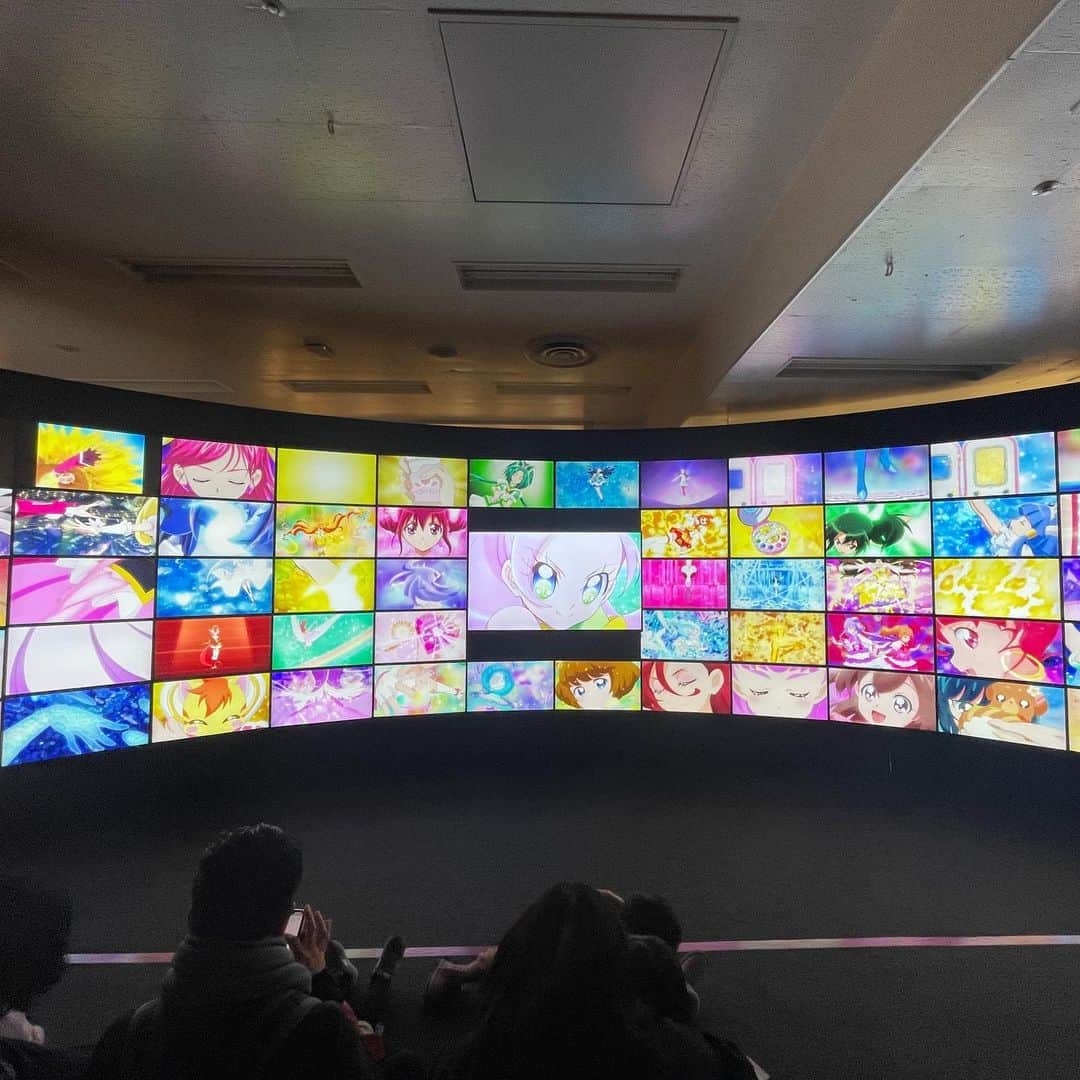 のインスタグラム：「××  全プリキュア展に行った時の🫶  プリキュアの歴史に触れながら、改めて日本のアニメーションって凄いなと思いました🥲  プリキュアは小学生の時に初代見てて、少し大きくなって見なくなって、プリキュア5の頃(中学生)にNARUTOにハマってヲタクするようになって、プリキュア5のりんちゃんがナルトと同じ声優さんという理由で一度出戻りをして、プリキュア5は主人公がのぞみって名前で一気に親近感湧いてめっちゃ見てました。  その頃は心が少年だったのでプリキュアよりも忍者になるのが夢でした。  そこからまたプリキュア見なくなって、もう出戻ることなんてないと思ってたんだけど…  キラキラ⭐︎プリキュアアラモードの頃、追加戦士でキュアパルフェが出てきて、当時パルフェって名前のグループでアイドル活動してたから、エゴサする時にキュアパルフェしか出てこなくなり、何事ですか？となり、そのキュアパルフェとやらのツラを見てやろうじゃあねえかとなり、ニチアサリアタイを中学生ぶりにやってやりました。  チートレベルでかわいくて草で草  となって、そこで毎週日曜日、ライブ行く前にメイクしながらプリアラを見るのが日課になるんだけど、そこで初めてプリキュアが凄いアニメだって事に気付いてしまいました。  あの頃から「かわいいものを見ると涙が出る」感覚を覚えてしまい、プリキュアが変身するだけで泣けてしまってメイクができなくなってました。  ここで2度目の出戻りをしました。 25歳にしてようやくプリキュアになりたいと思うようになりました。  間違った表現で例えるなら、幼馴染の事興味無かったけど、一度中学生の時に告白をされて、告白の意味がわからず、は？って思って振って、10年後くらいにたまたま再開して、昔を懐かしみながら時間を過ごしていたら、あれ？私、こいつの事好きかも？となったのが終わりの始まり。その思いを抱いてから毎日毎日その人のことが頭から離れなくなり、私…！この人の事……スキｯ……！！！！！  ーーそして現在も振り向いてもらえてない関係だけどずっと好きです。それでもいいんです好きです。  という感じです(理解は求めない)  推しができる時って大体このパターンなんだよな(しらん)  × × ×  #全プリキュア展 #プリキュア #precure #池袋 #池袋サンシャインシティ #キラキラプリキュアアラモード #yesプリキュア5 #恋 #恋愛ポエム ？」