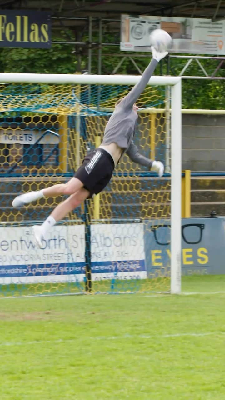 F2Freestylersのインスタグラム：「Aaron Ramsdale got to be in with a shout of Prems best keeper this season? 🧤  #football #soccer #goalkeeper #keeper #England #ramsdale」