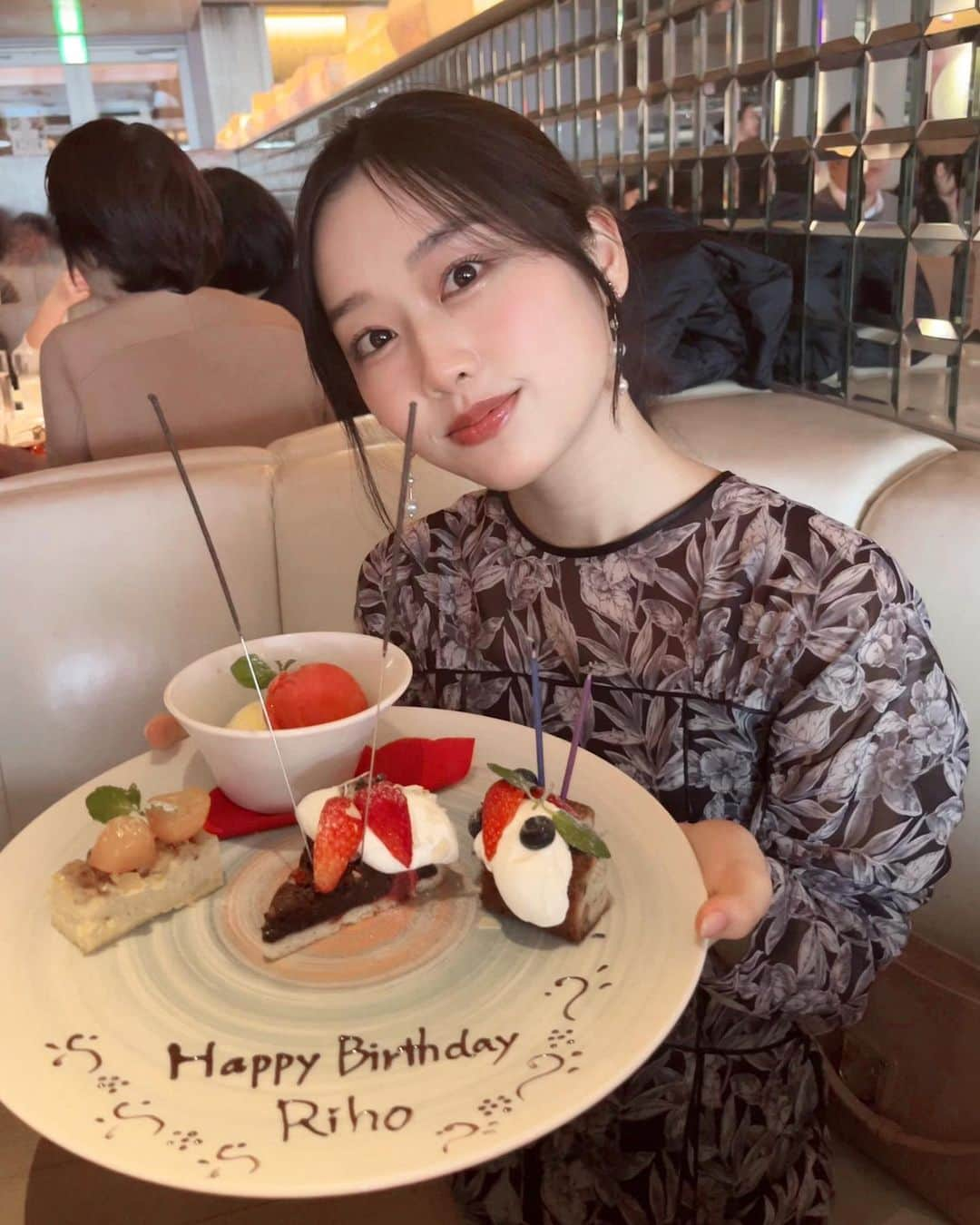 としお理歩のインスタグラム：「本日、お誕生日を迎えました🎂♡ お祝いのメッセージ送ってくれた方 ありがとうございます！！🫣💞  これからもよろしくお願いします！  #birthday#mybirthday#誕生日#0409」