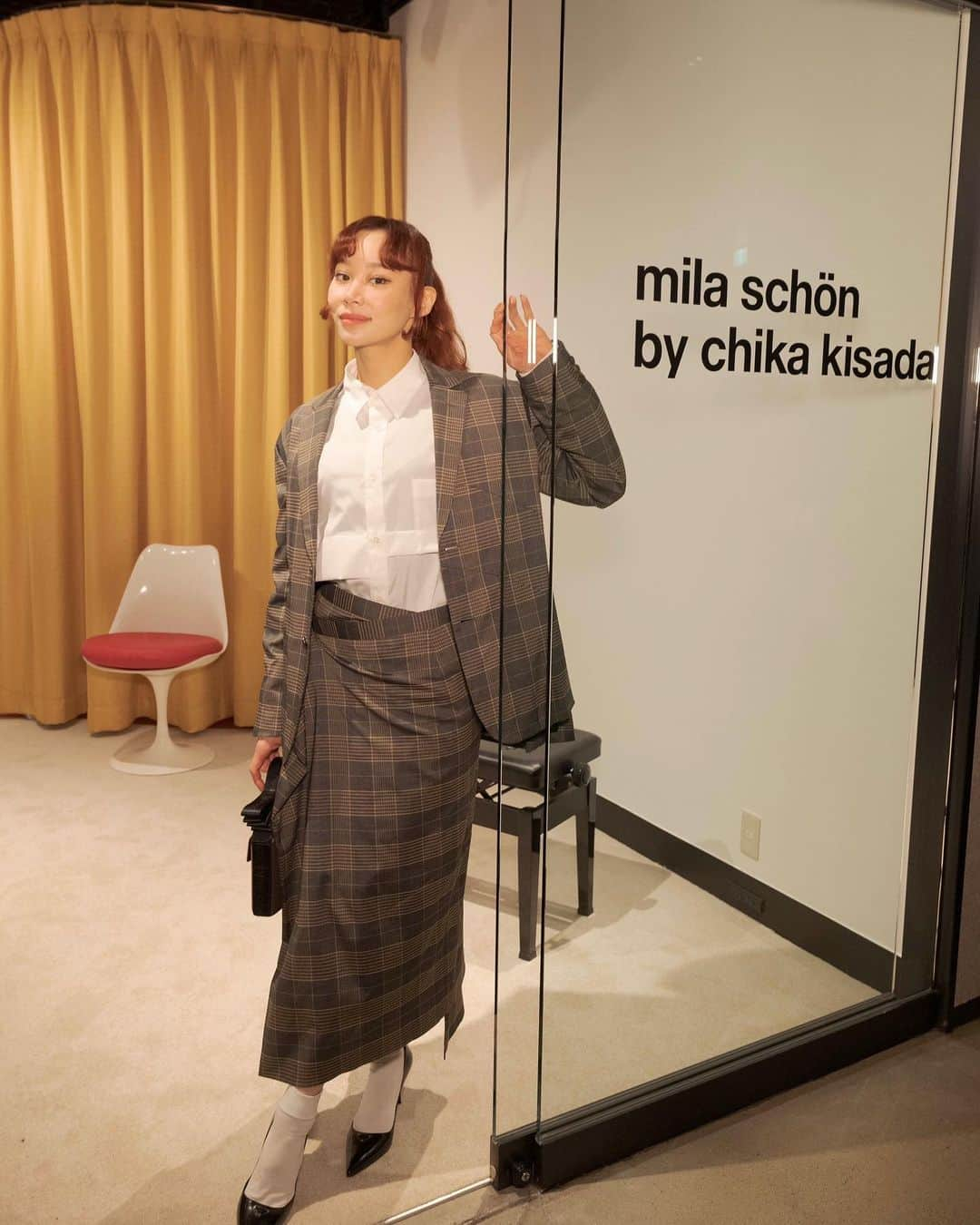 マドモアゼル・ユリアさんのインスタグラム写真 - (マドモアゼル・ユリアInstagram)「"mila schön by chika kisada"の春夏コレクションを見に、渋谷のTRUNK HOTELのポップアップストアへお邪魔しました🌸 私はスーツのセットアップをセレクト❤️‍🔥他にも気になるアイテムが沢山で、色々試着。どのアイテムもエレガントだけど軽くて着心地が良かった。 デザイナーのチカさんにもお会い出来て嬉しかった😊 ポップアップは16日までです！ @mbyc_official @chikakisada #chikakisada 📷 @mitograph」4月9日 20時05分 - mademoiselle_yulia