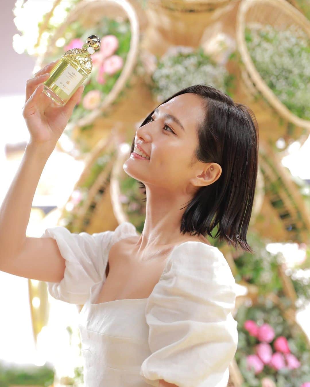 山賀琴子さんのインスタグラム写真 - (山賀琴子Instagram)「GUERLAIN AQUA ALLEGORIA HARVEST  私の大好きな香水　@Guerlain の「アクア アレゴリア」から「ハーベスト」が誕生✨3つの香りが限定発売され、「フォルテ」にも新たな香りが仲間入り。  私のお気に入りはローズロッサ🌹 採れたてのバラだけを使ったすごくフレッシュで優美な香り。香りを纏うように空中にプッシュして使いたい🤭  ミツバチ保護活動や女性養蜂家の育成支援などを積極的に行っているゲラン。ゲランの方々にお会いする度にその熱意を感じて私も良い刺激を貰えます❤️‍🔥 女性のエンパワメントの重要性についても改めて考えることができ、少しでも貢献できる人間になりたいと思いました🫶🏻  そして4月12日〜18日の期間中、阪急うめだ本店で先行発売されるそうなのでこの機会にぜひ香りを体験してみてください😌  さて、お気に入りの香りをつけて明日からも頑張ろう！  #ゲラン#アクアアレゴリア#Guerlain#ad」4月9日 20時05分 - kotokoyamaga
